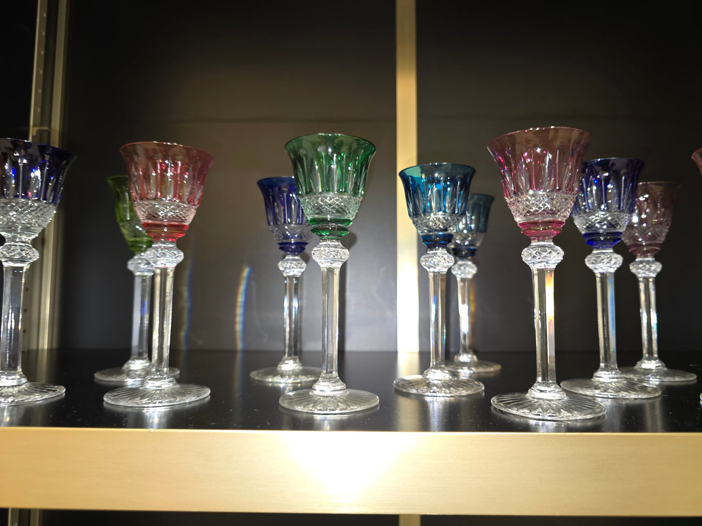 12 verres à liqueur Saint-Louis modèle Tommy en cristal de couleur