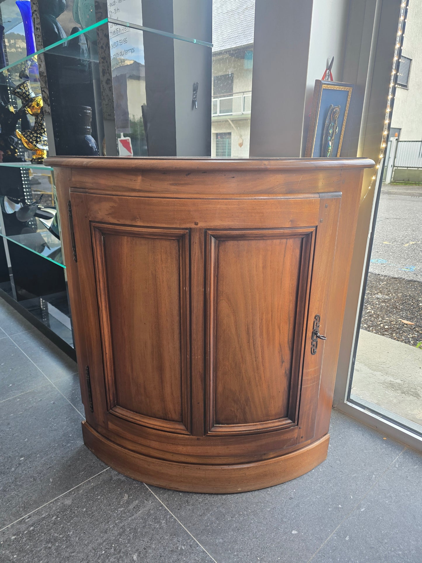 Encoignure galbée en bois – Style classique