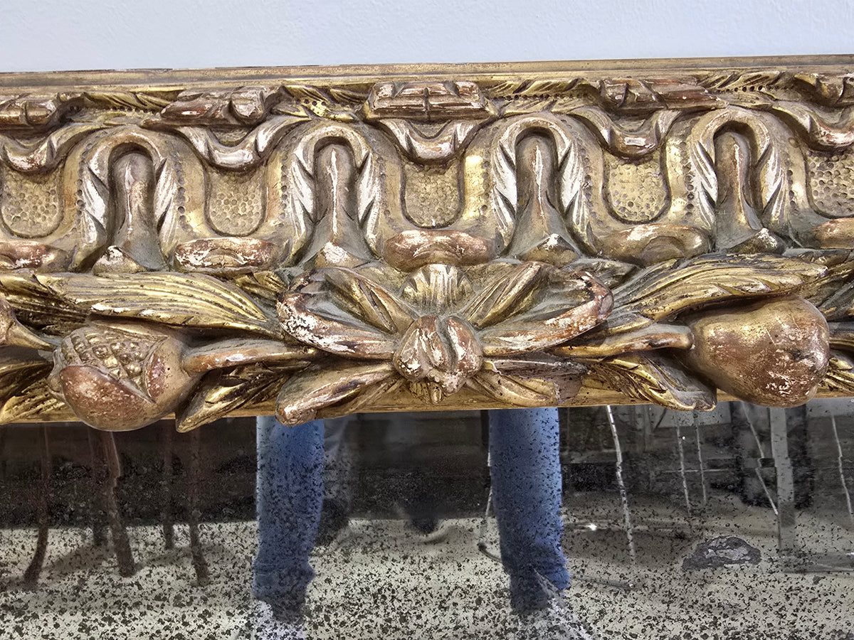 Exceptionnel miroir XVIIIe siècle en bois sculpté doré – décor oiseaux, fruits et angelot – 98 x 68 cm.