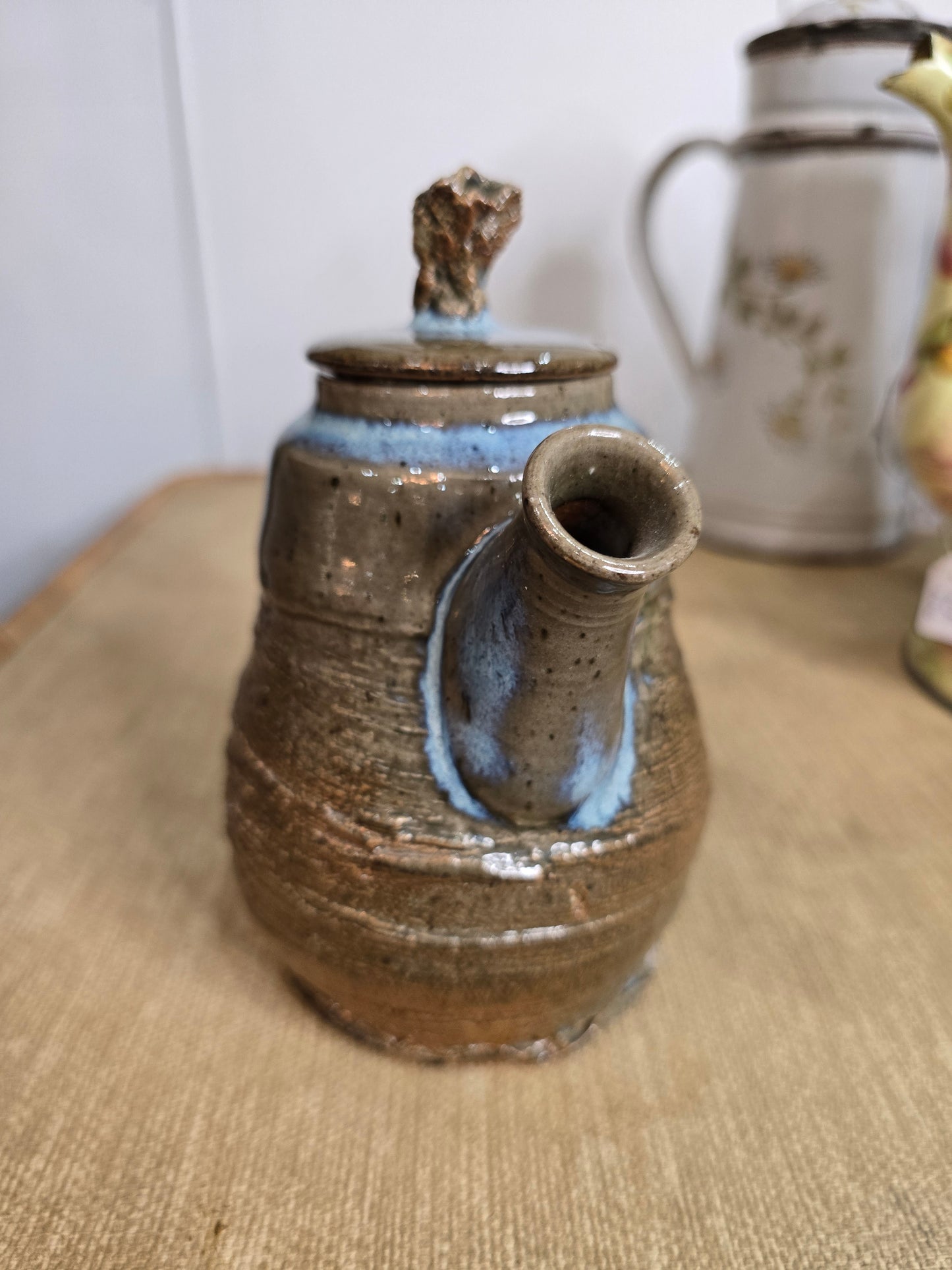 Petite théière en grès émaillé avec couvercle – Céramique utilitaire, France, XXᵉ siècle