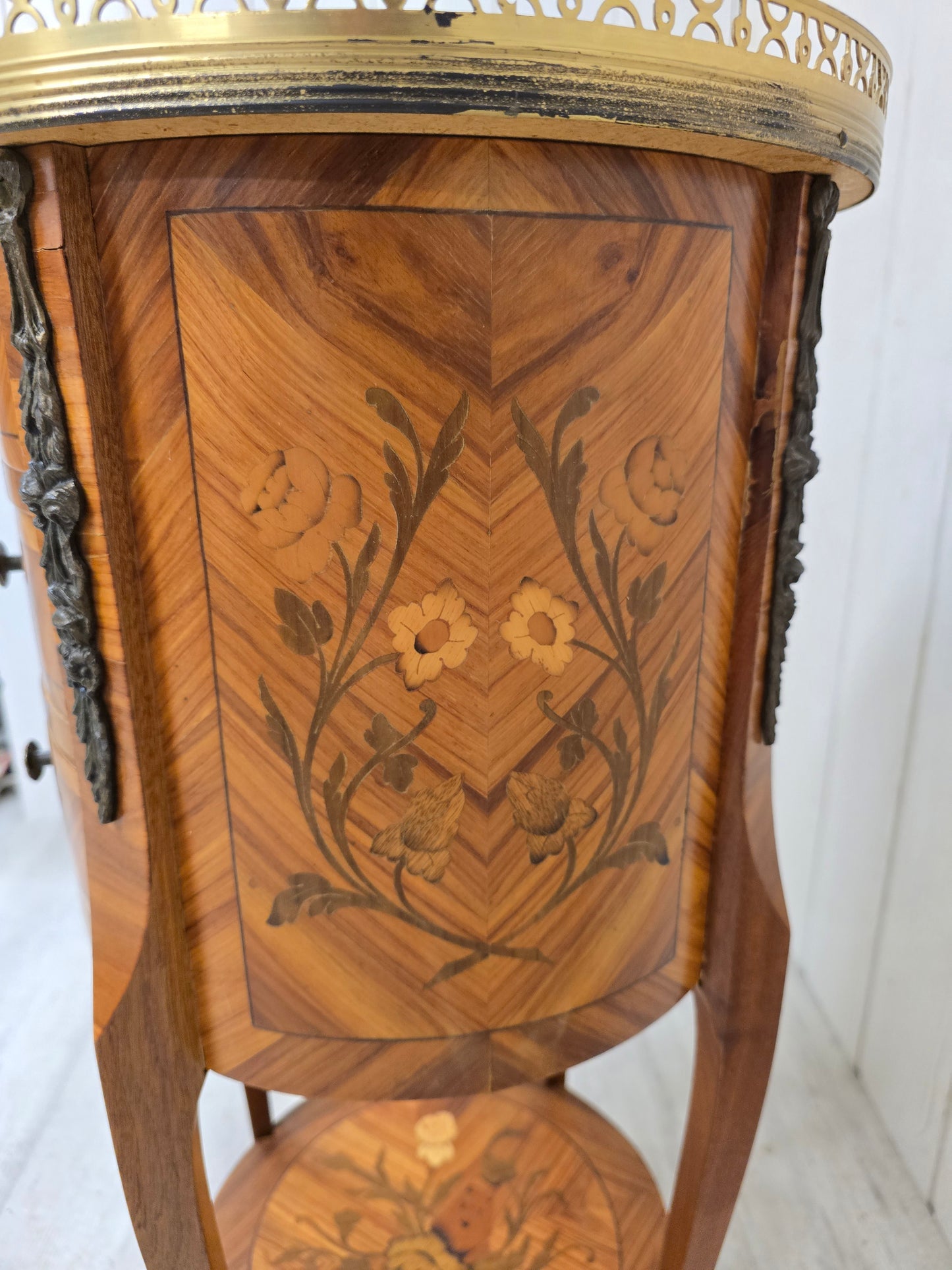 Guéridon marqueté à trois tiroirs – Style Louis XV – Bronze & plateau ajouré