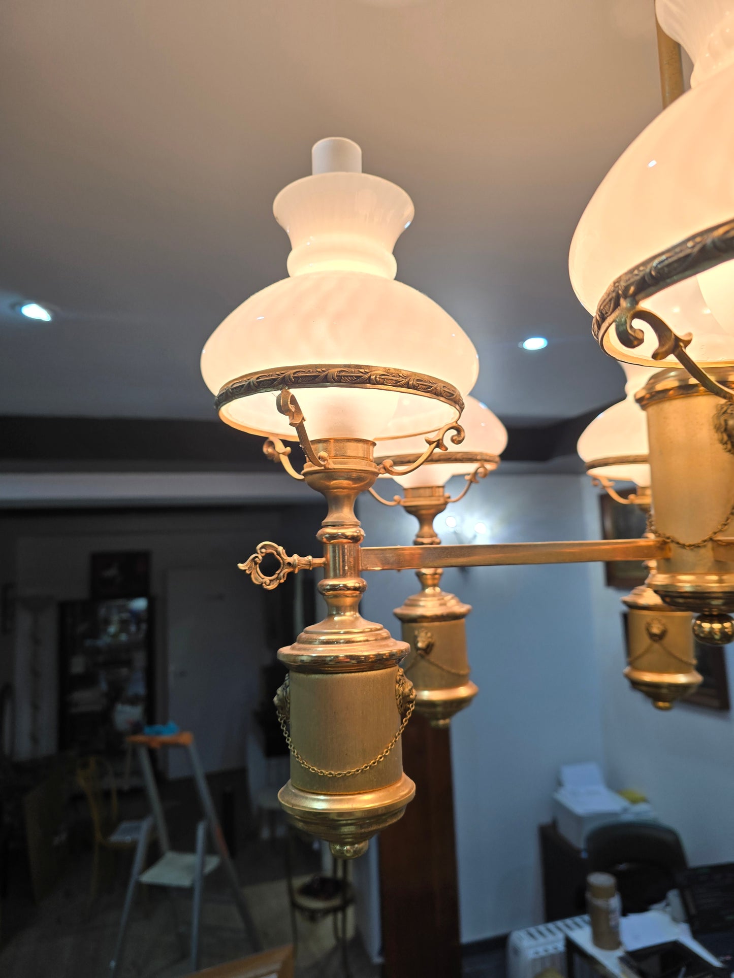 Grand lustre ancien style Empire — laiton doré & verres opalins