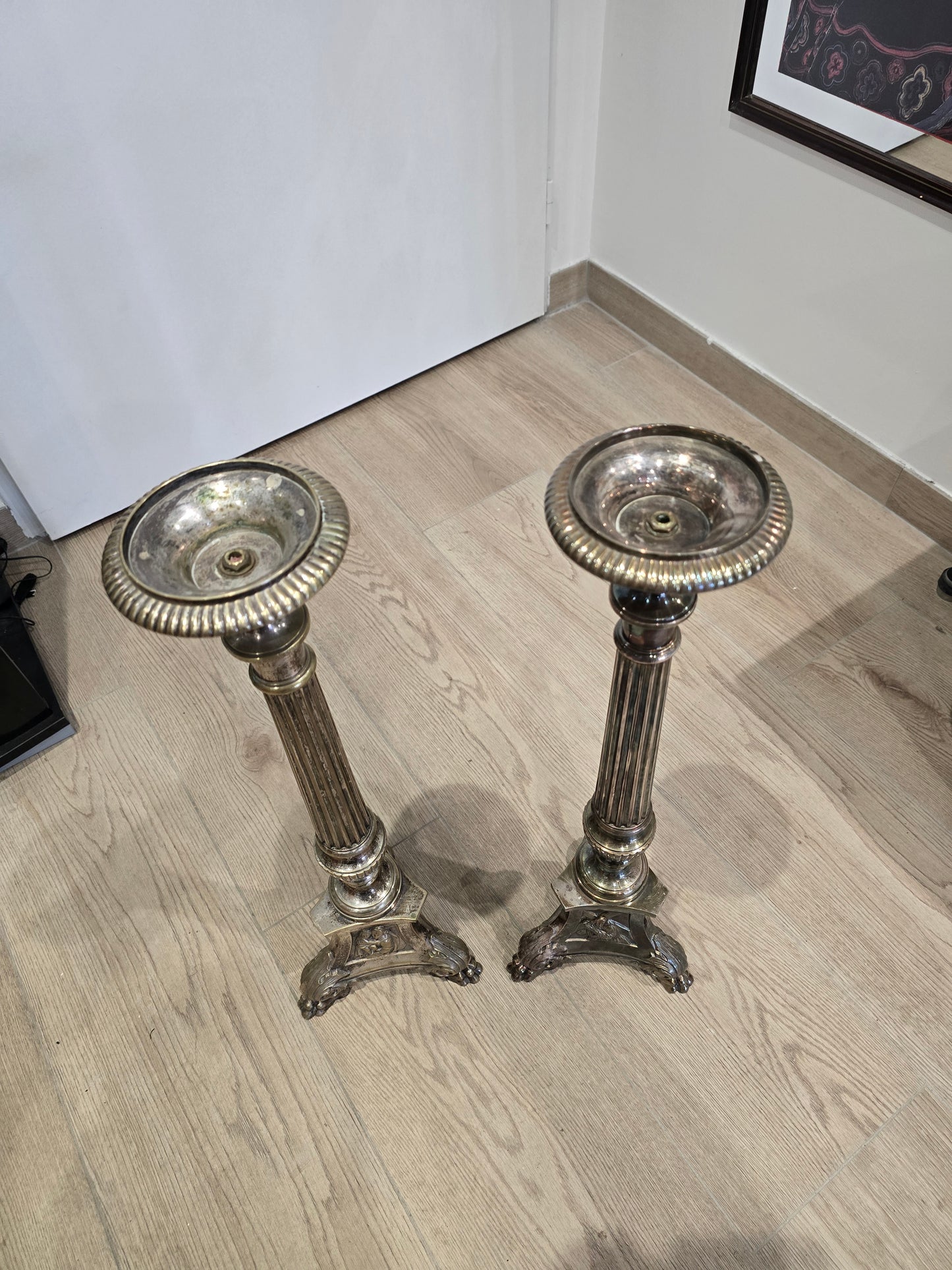 Paire de grands bougeoirs en métal argenté – Style classique – XXe siècle