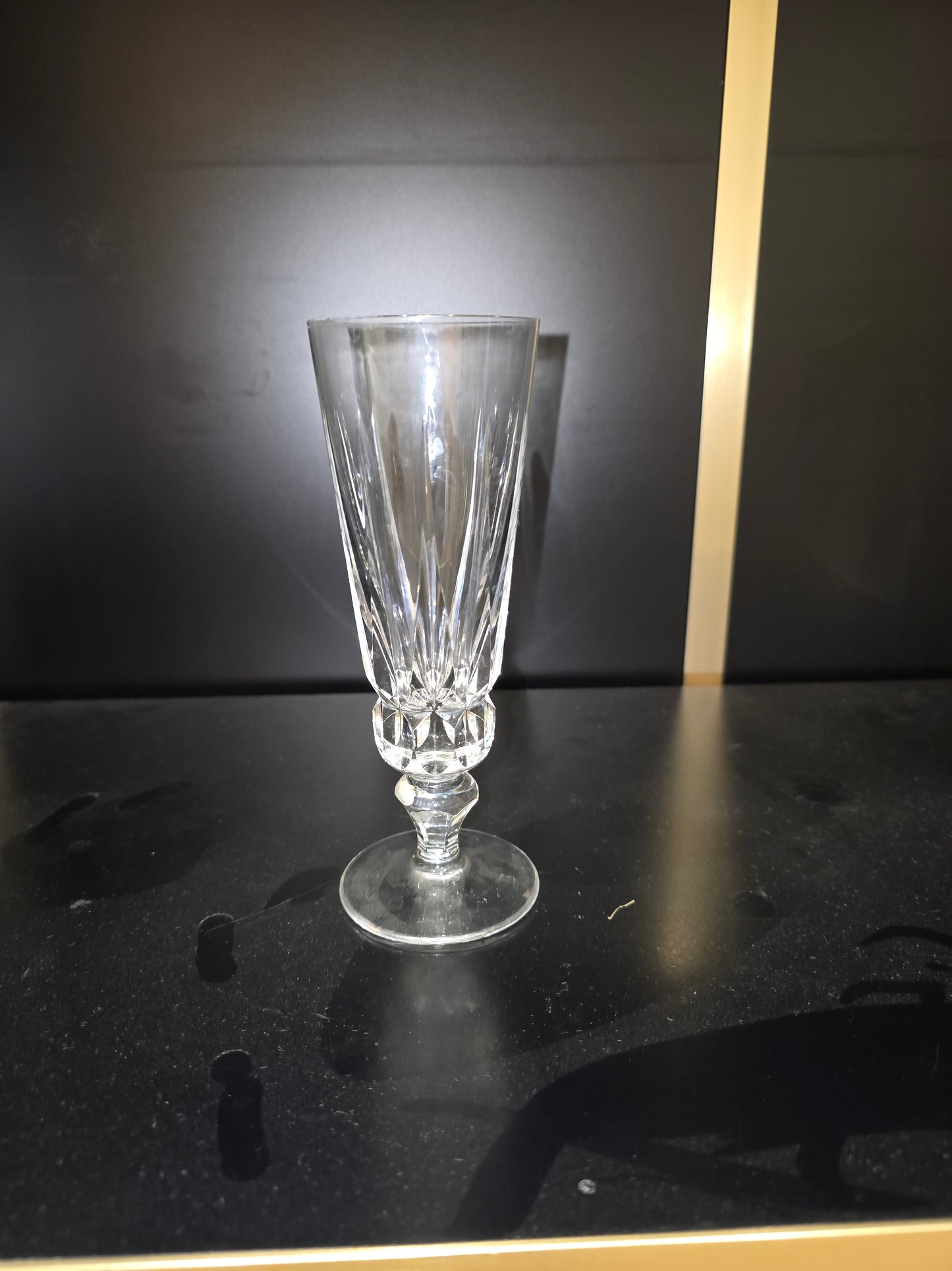 12 flûtes à champagne Saint-Louis modèle Guernesey en cristal taillé