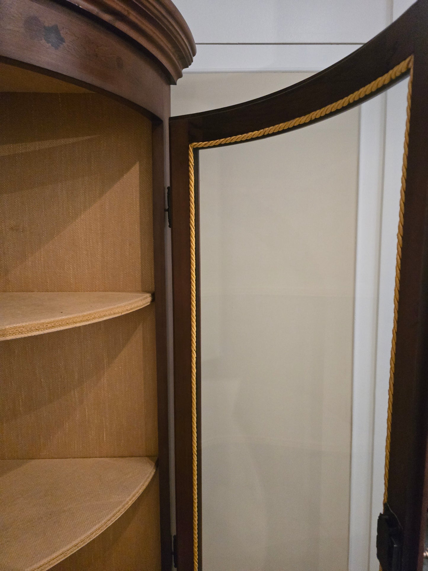 Vitrine d’encoignure ancienne en bois marqueté — Travail début XXe