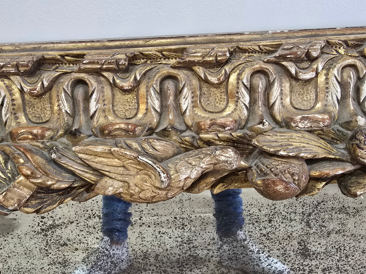 Exceptionnel miroir XVIIIe siècle en bois sculpté doré – décor oiseaux, fruits et angelot – 98 x 68 cm.