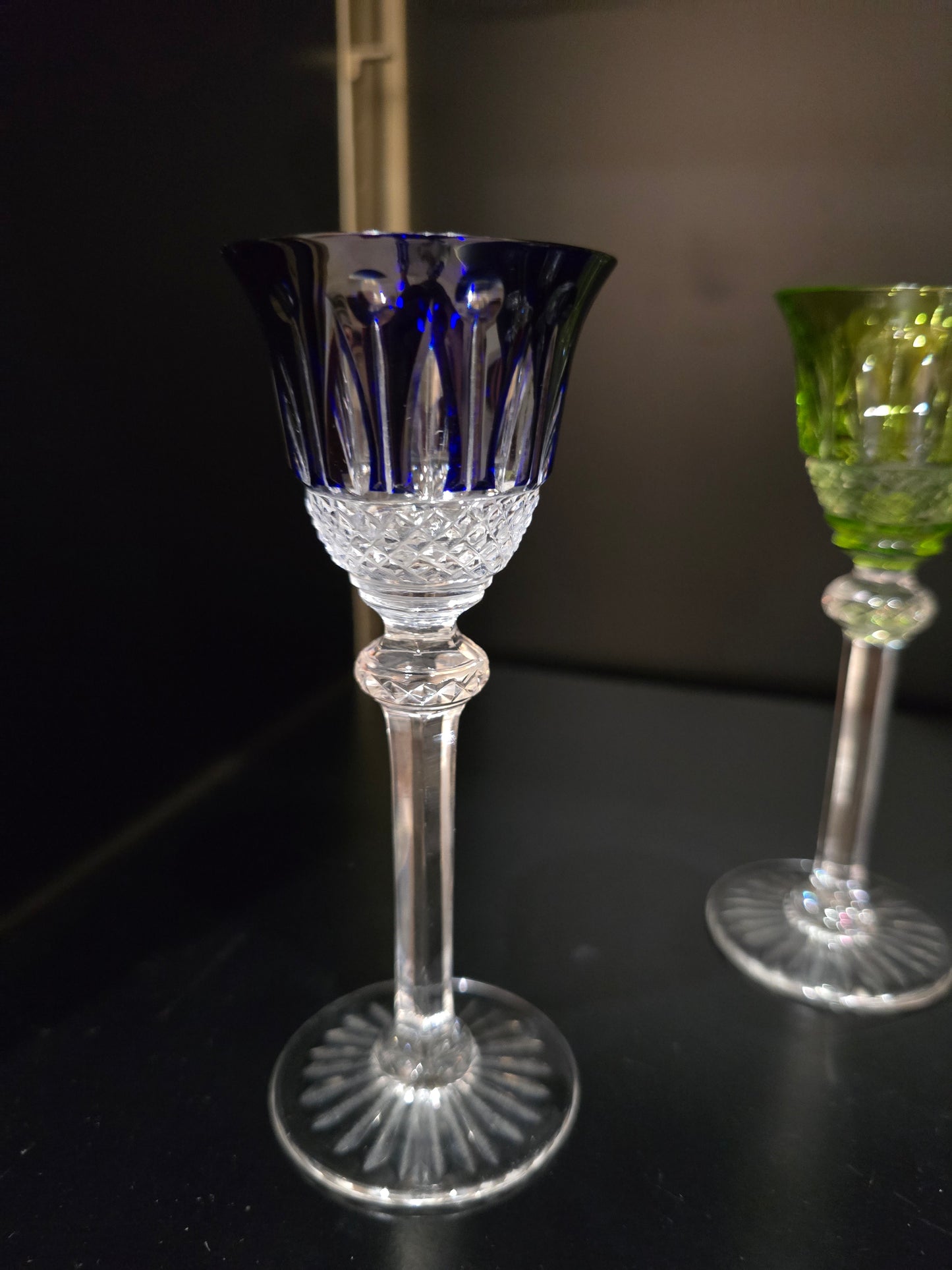 12 verres à liqueur Saint-Louis modèle Tommy en cristal de couleur