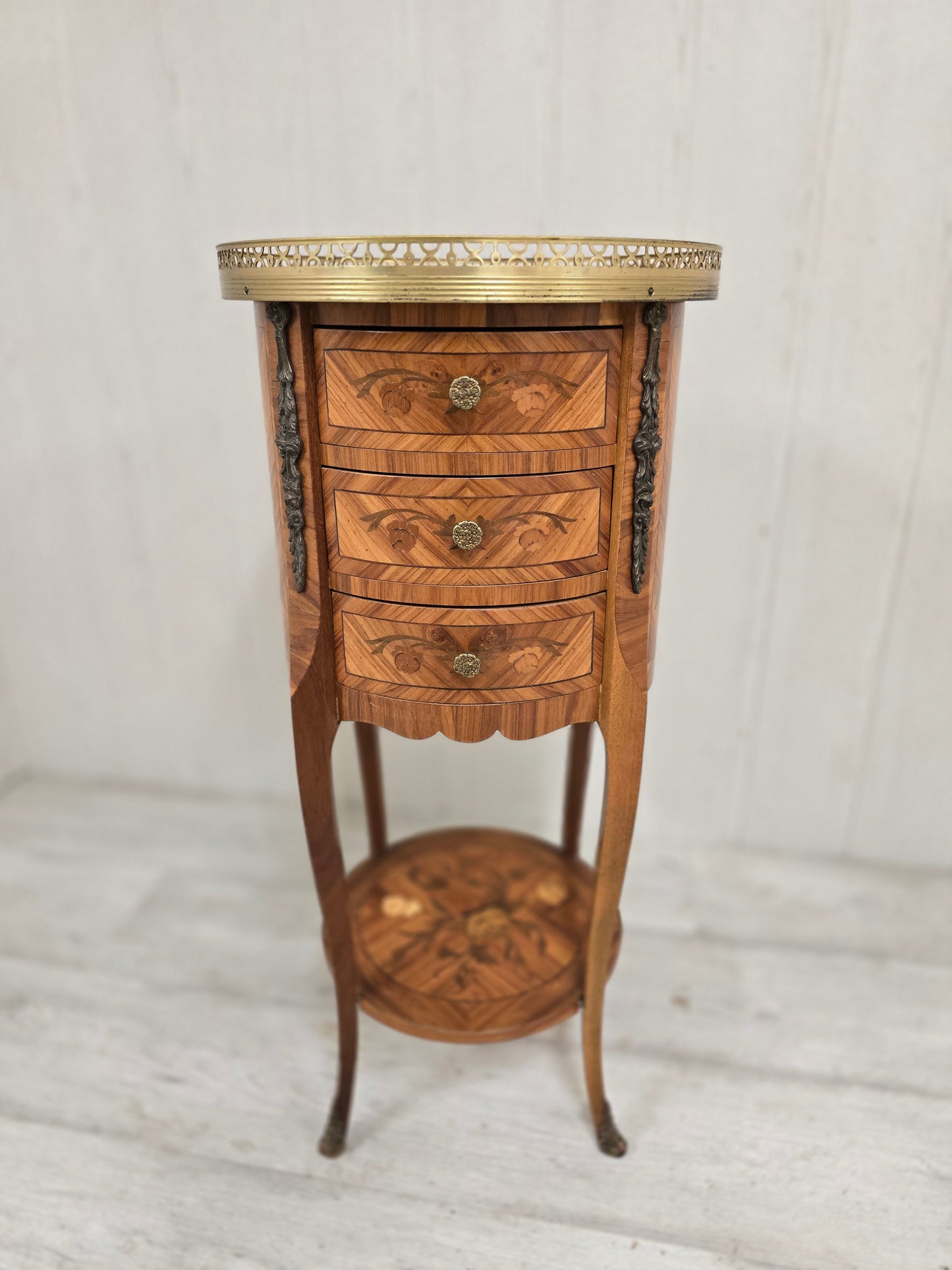 Guéridon marqueté à trois tiroirs – Style Louis XV – Bronze & plateau ajouré