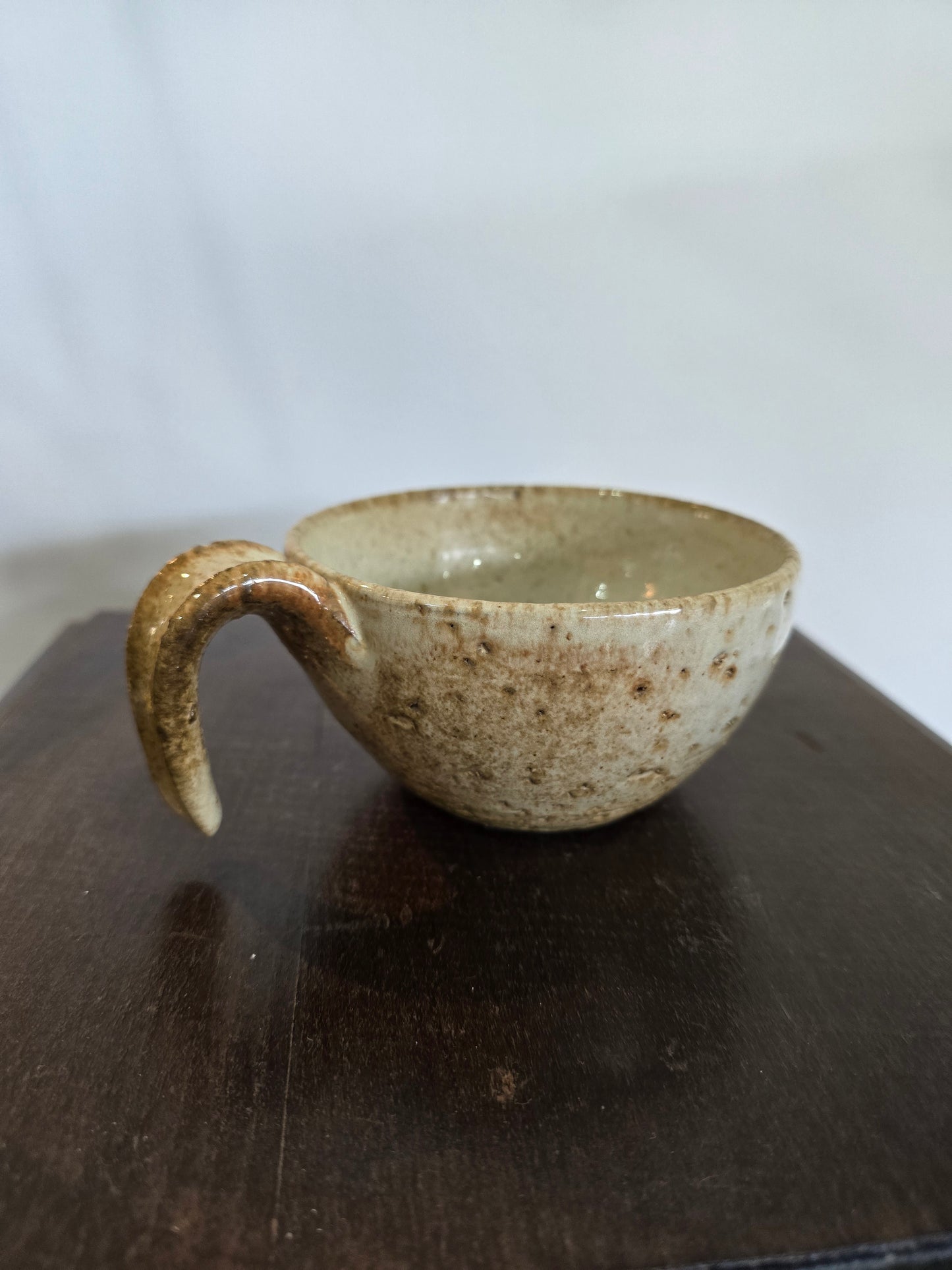 Lot de 5 tasses en grès émaillé – Travail d’artisan, signées