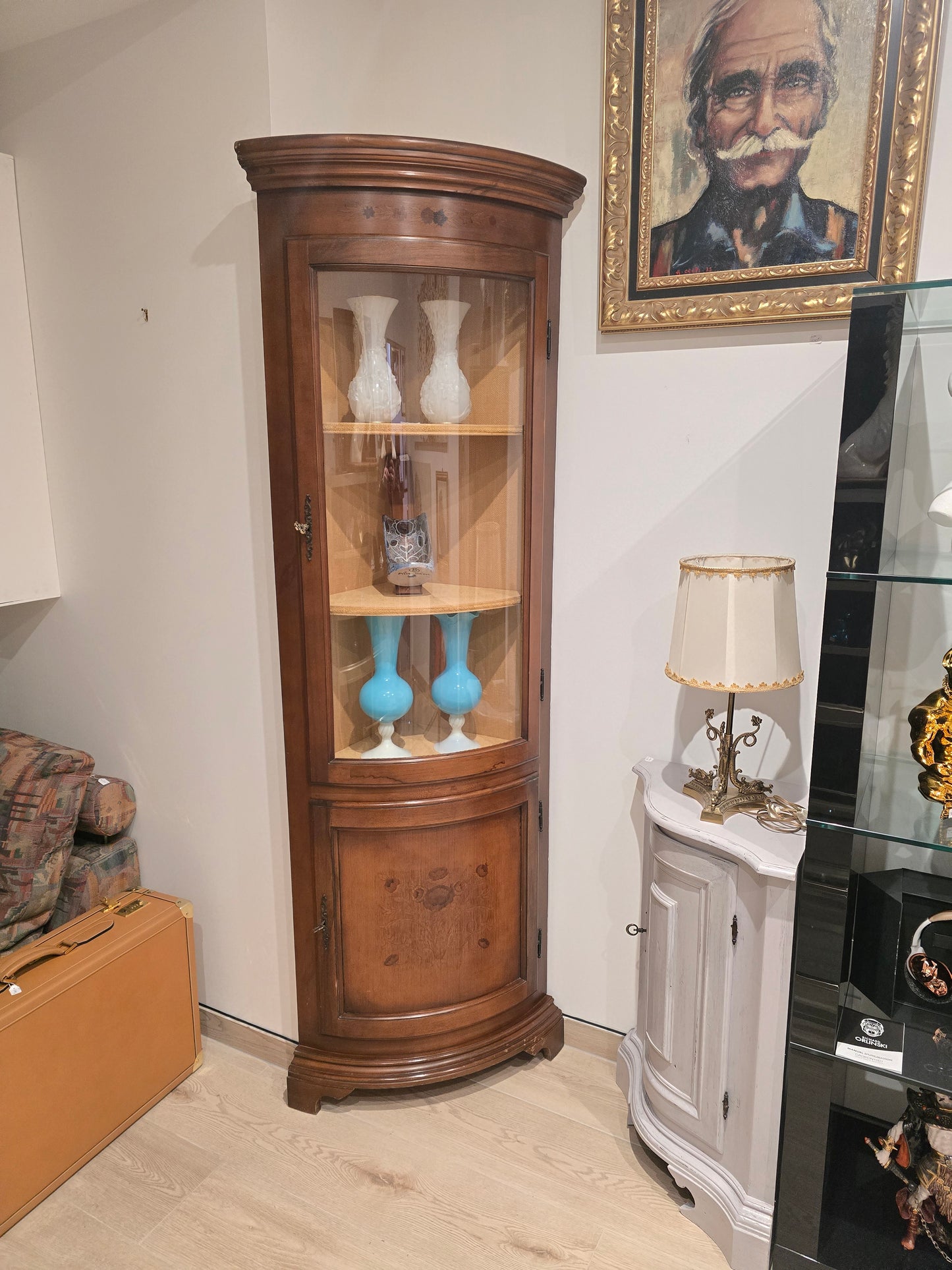 Vitrine d’encoignure ancienne en bois marqueté — Travail début XXe