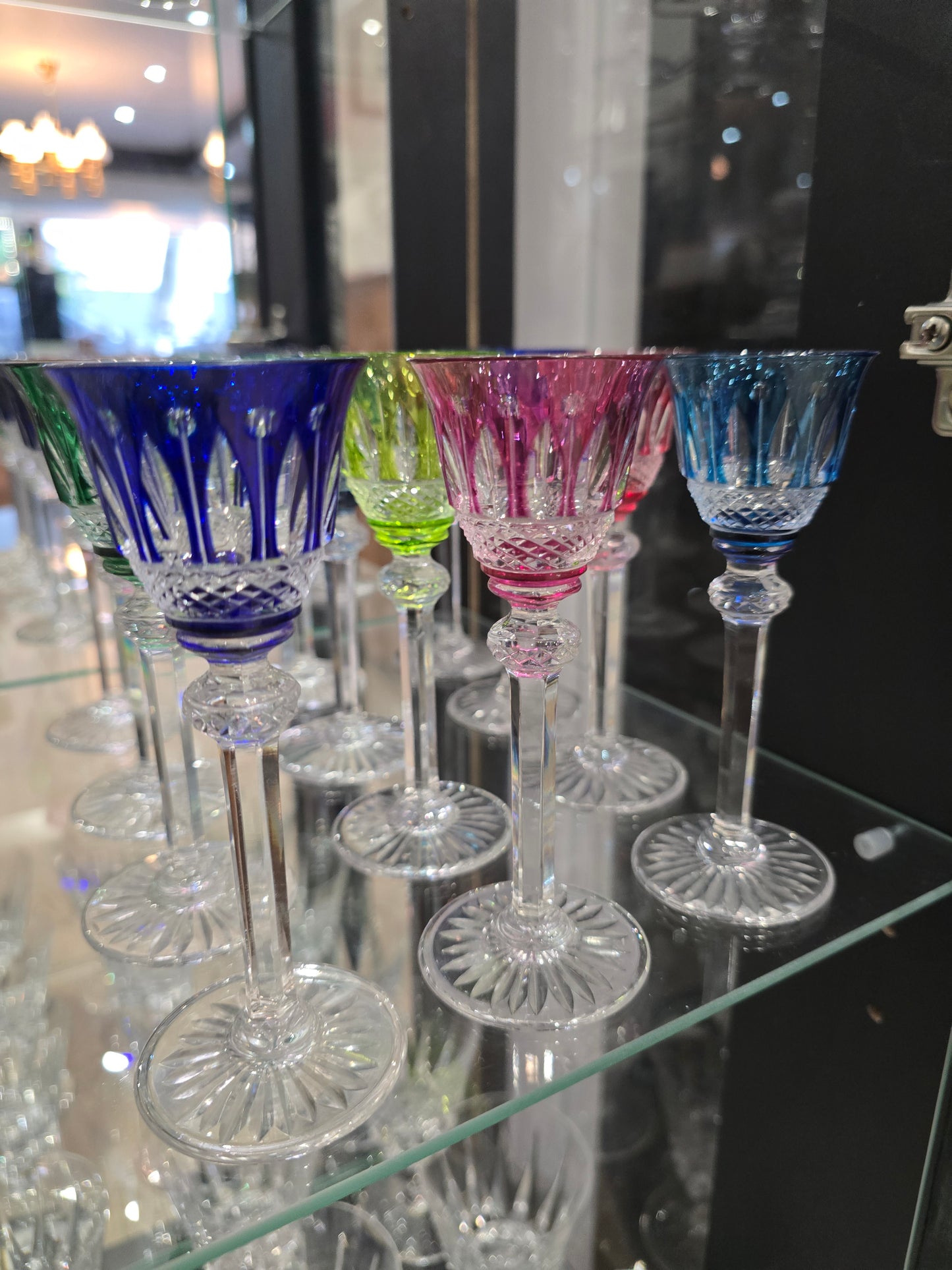 12 verres à liqueur Saint-Louis modèle Tommy en cristal de couleur