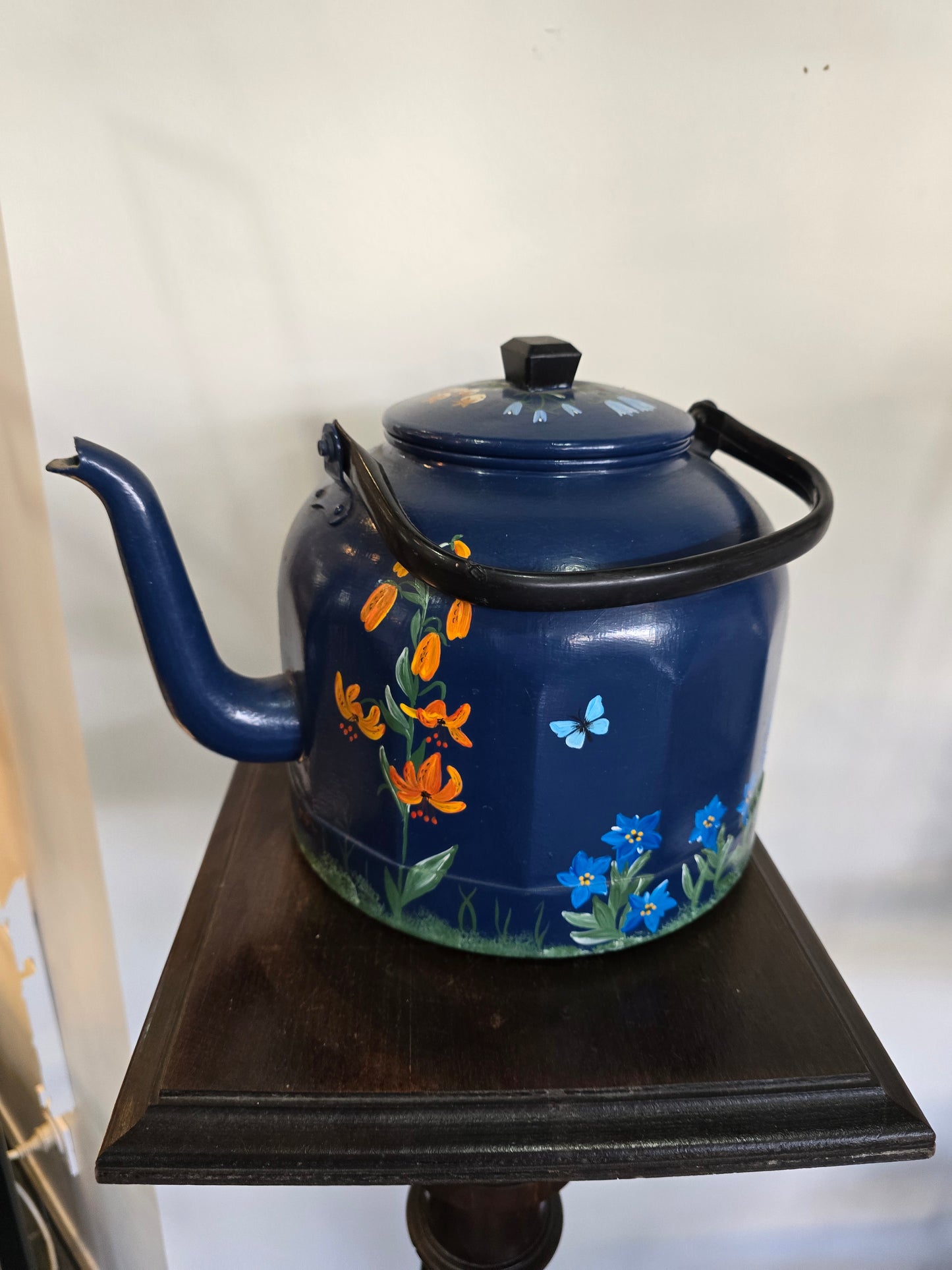 Grande bouilloire émaillée décor floral peint à la main – XXe siècle – H. 25 cm
