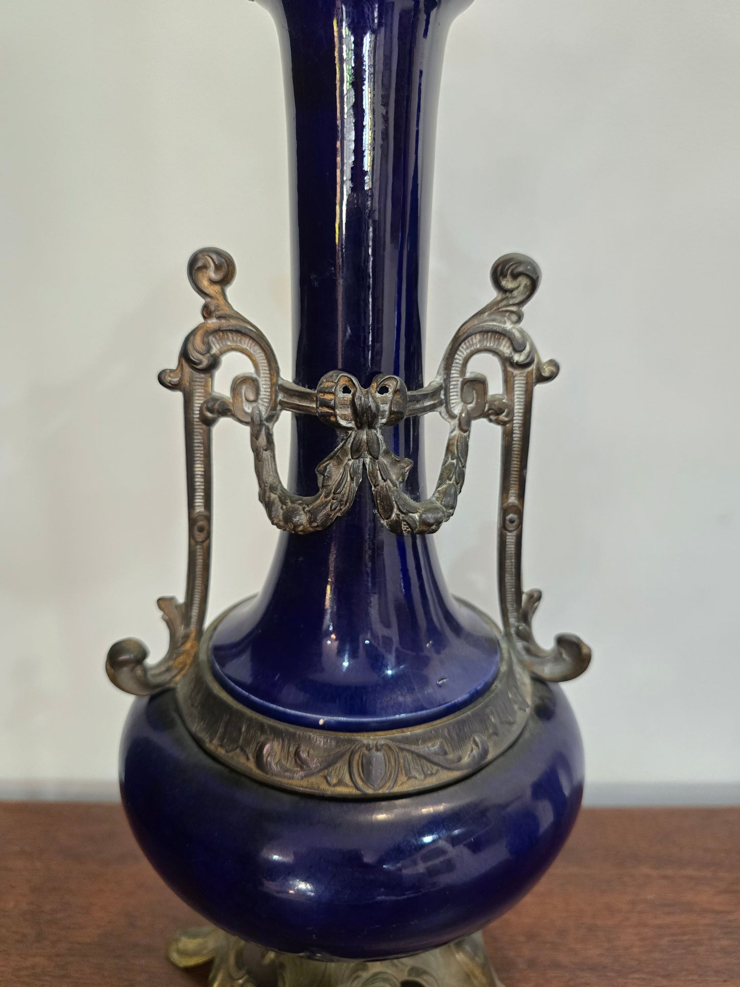 Vase ancien en verre bleu cobalt et monture bronze – Style Napoléon III – H40 cm