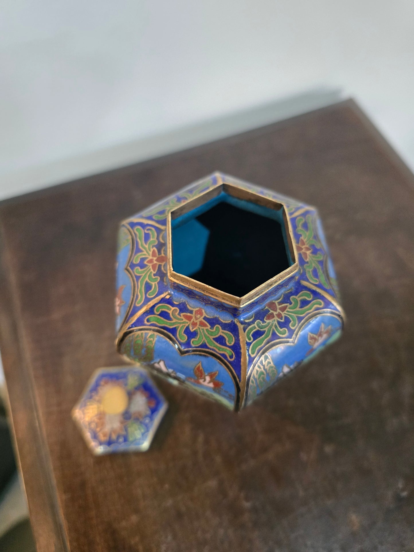 Petite boîte couverte hexagonale en cloisonné chinois sur socle en bois