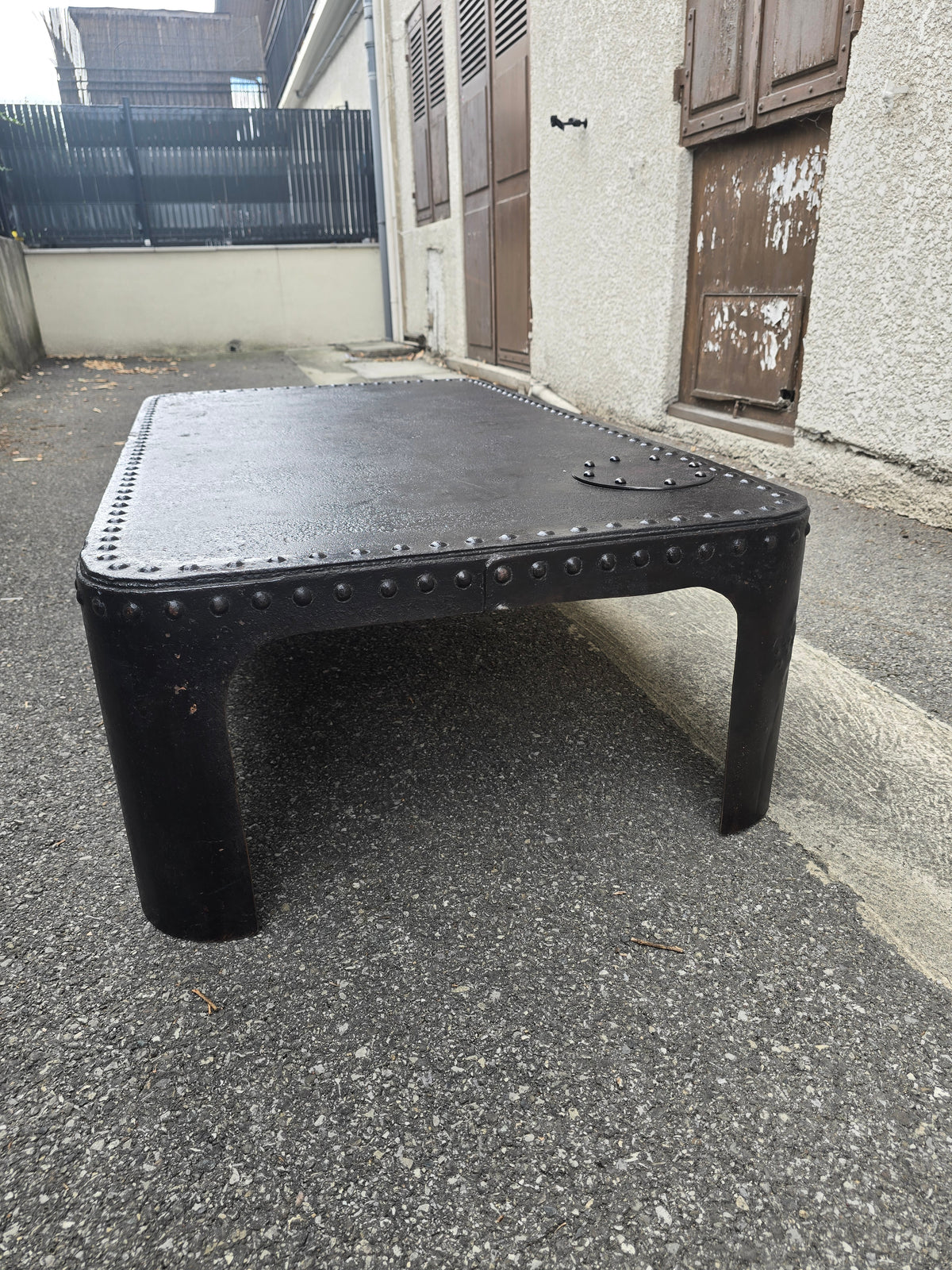 Table basse industrielle en métal riveté vers 1920 – patine noire – 145 × 80 cm