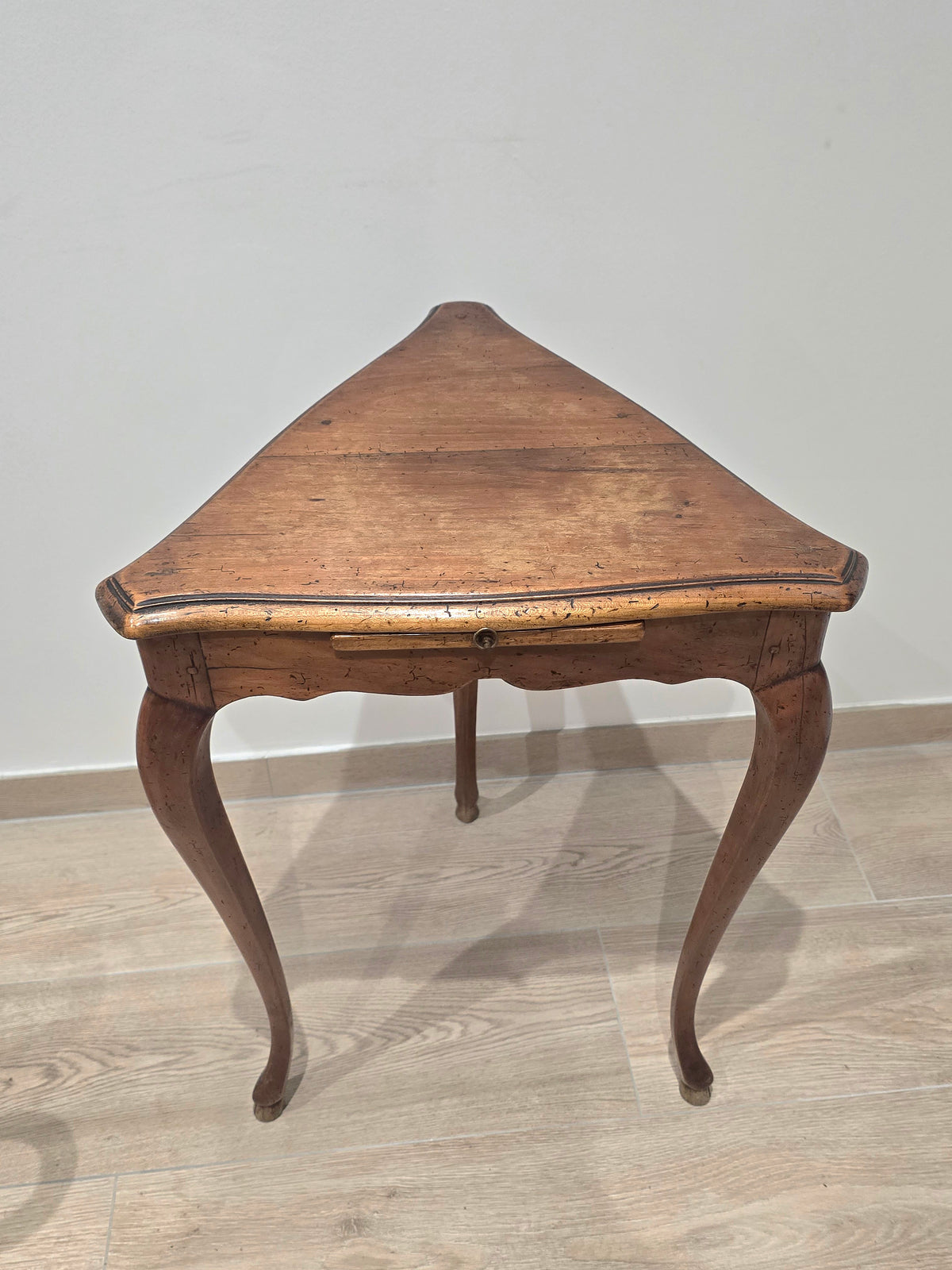 Table d'Appui Triangulaire à Écritoire – Estampillée André Mailfert (Orléans) – Style Louis XV