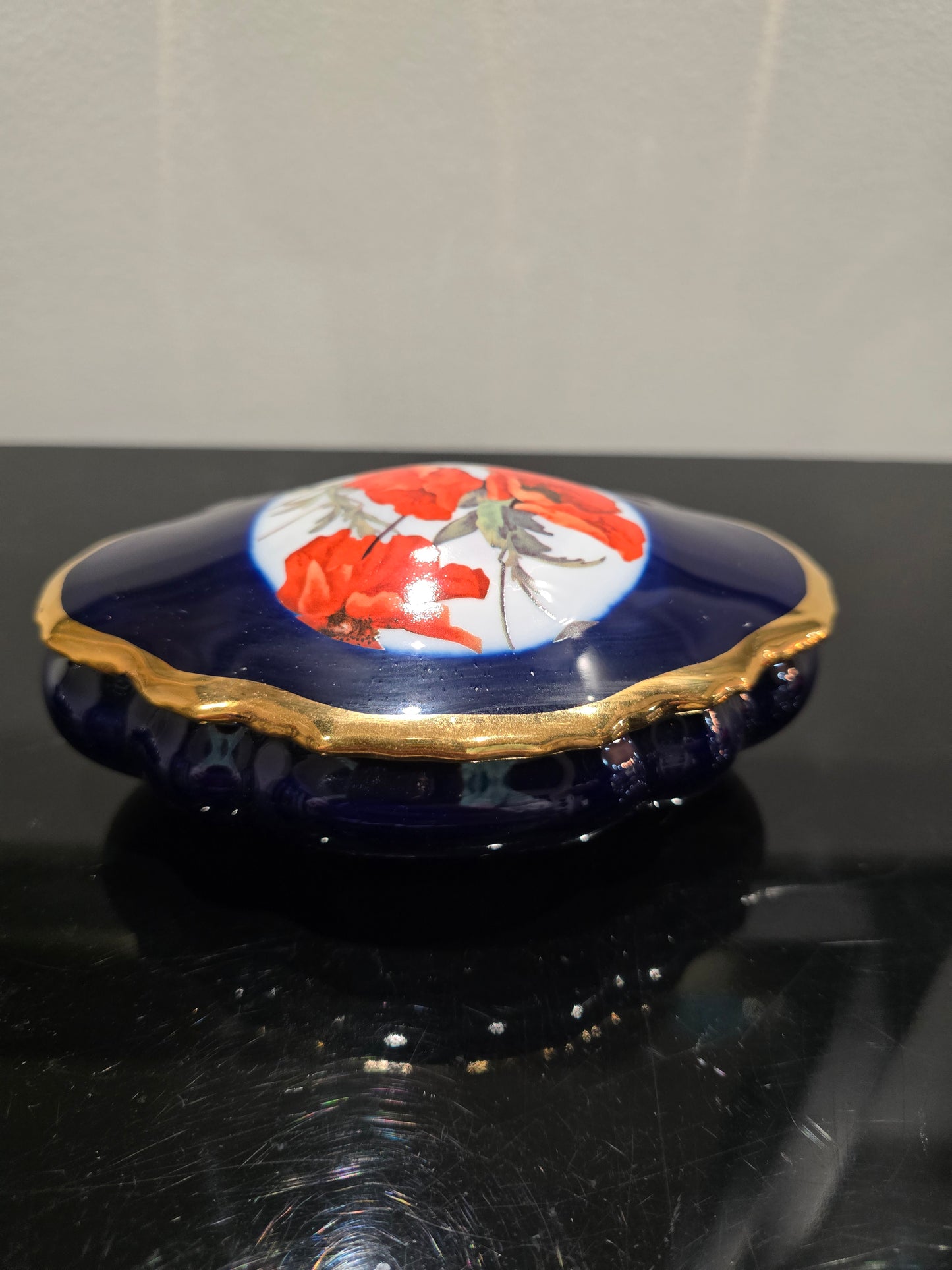 Boîte en porcelaine de Limoges – Décor coquelicots – Bleu cobalt & or fin