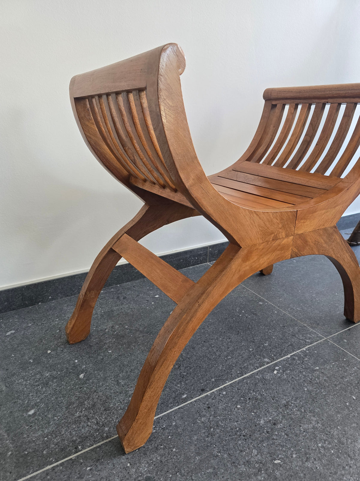 Fauteuil Yuyu en teck massif