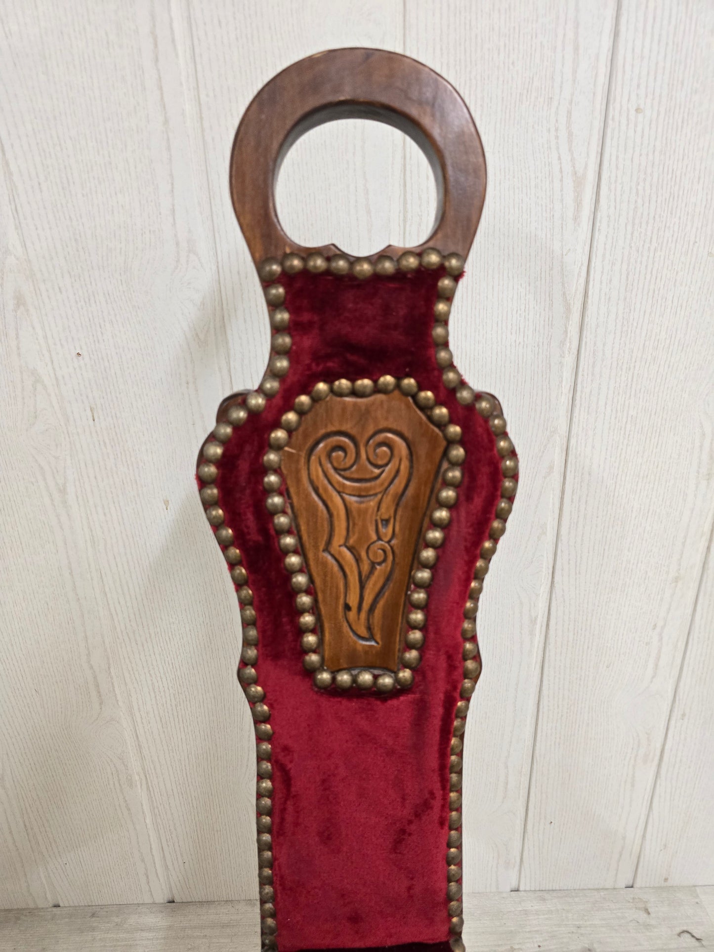 Chaise de style “Savoye / Tyrol” – Bois & velours rouge – Travail artisanal