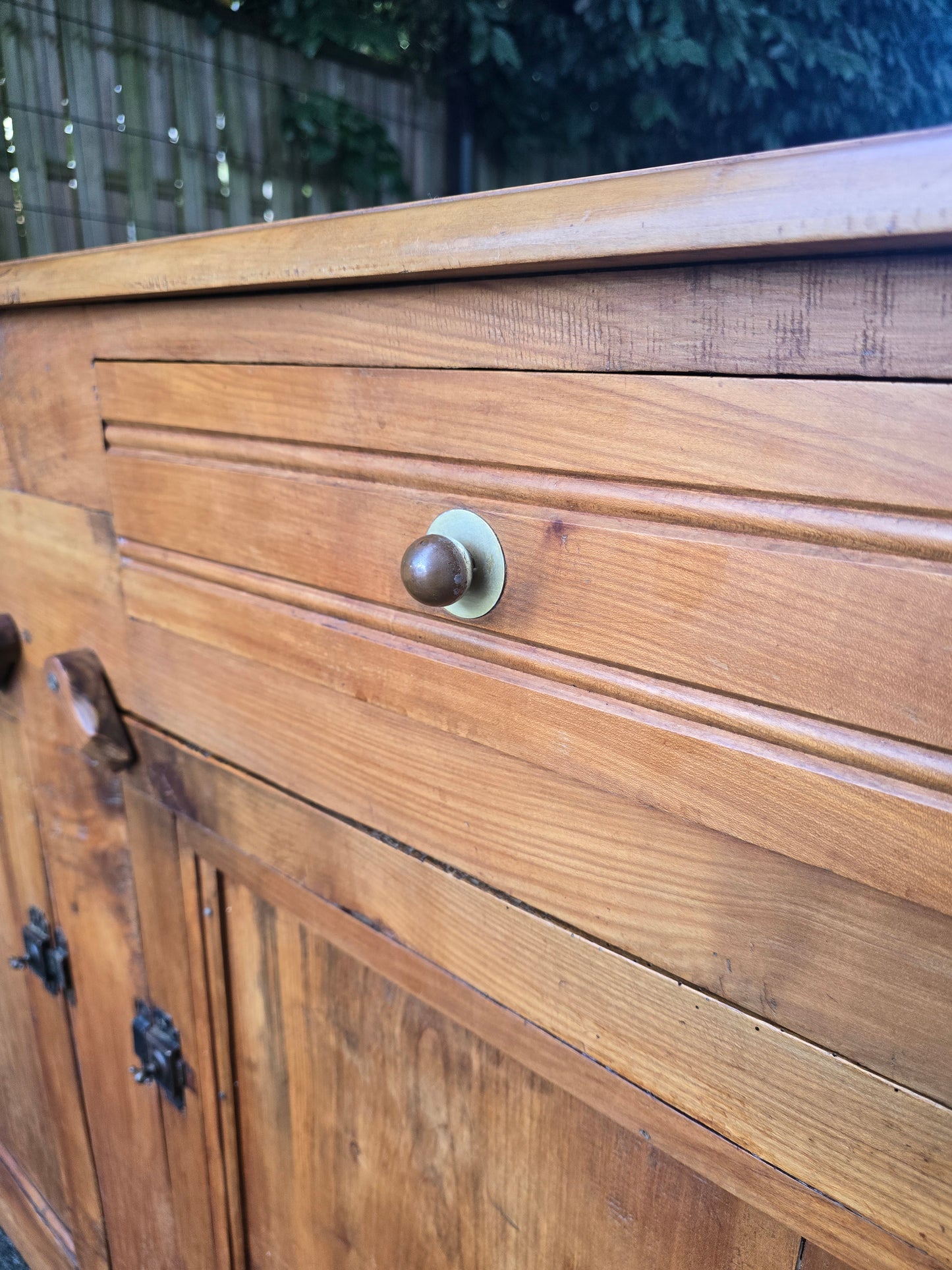 Buffet ancien de ferme en cerisier massif – style campagne rustique
