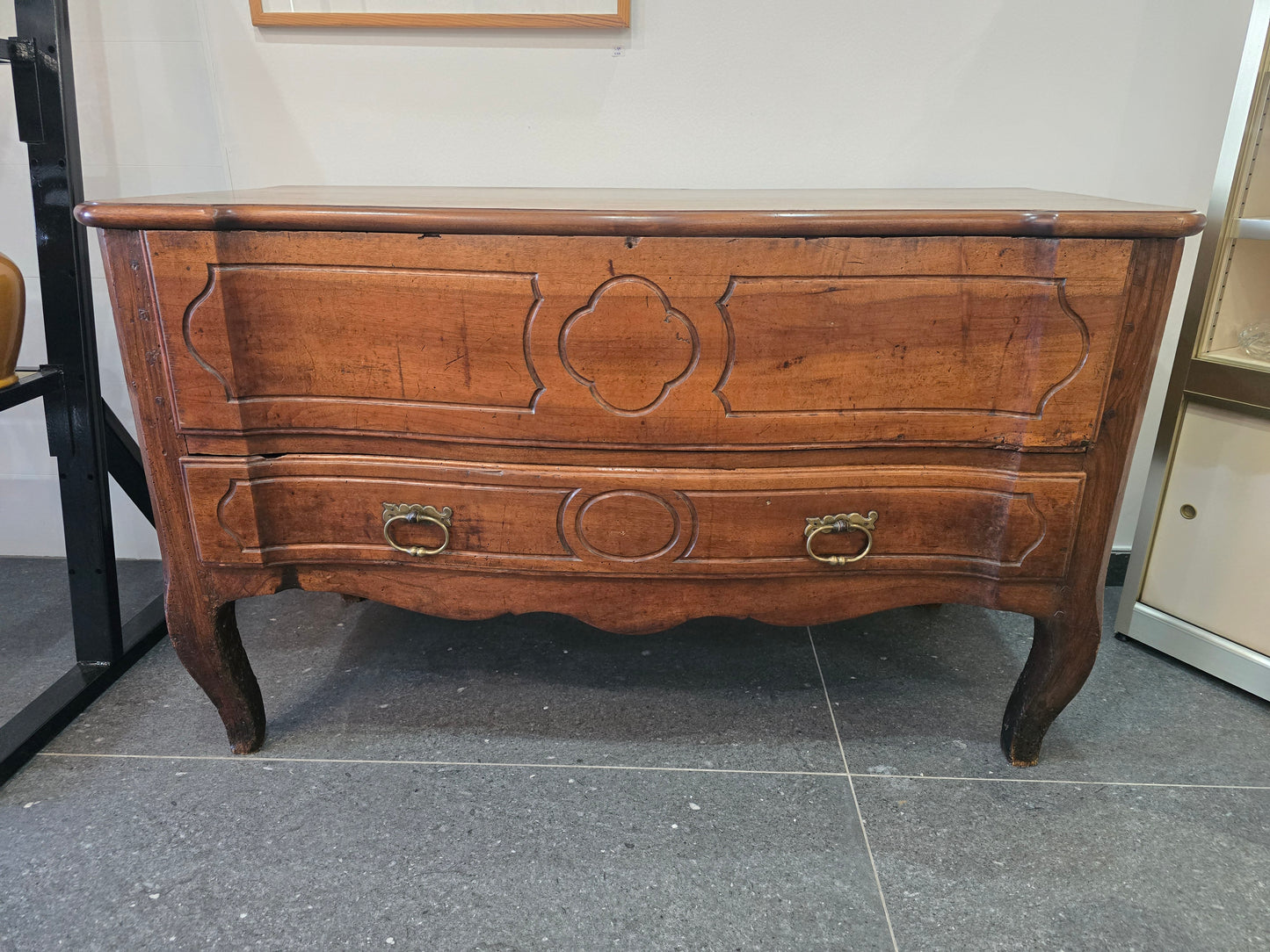 Commode coffre régionale en noyer massif, style Louis XV – fin XVIIIe / début XIXe siècle