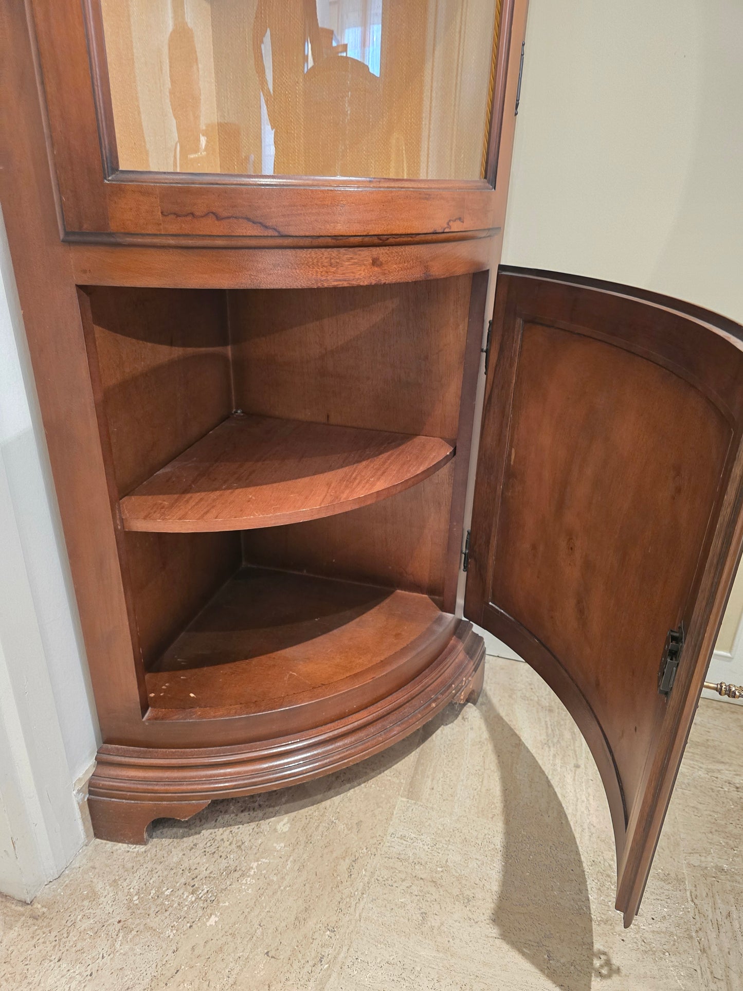 Vitrine d’encoignure ancienne en bois marqueté — Travail début XXe