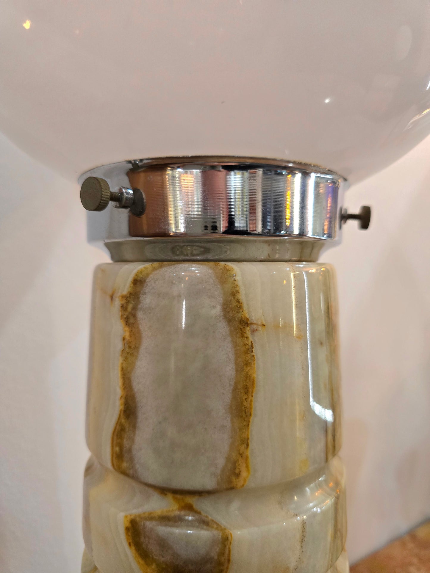 Lampe vintage en verre opalin et onyx – Design italien – Années 1960/1970