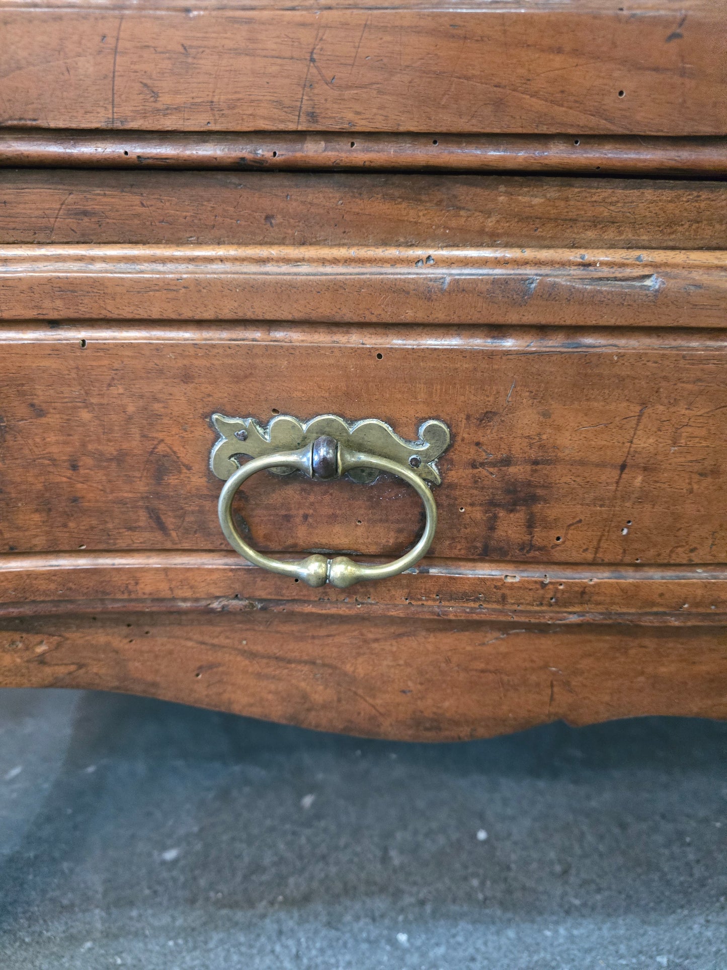 Commode coffre régionale en noyer massif, style Louis XV – fin XVIIIe / début XIXe siècle