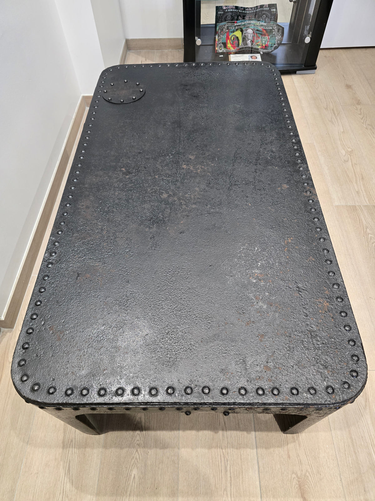 Table basse industrielle en métal riveté vers 1920 – patine noire – 145 × 80 cm