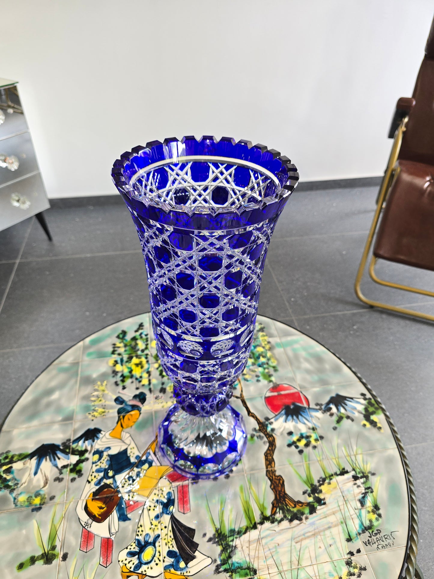Vase en cristal taillé bleu cobalt “Les Grands Ducs” – Grand modèle sur pied