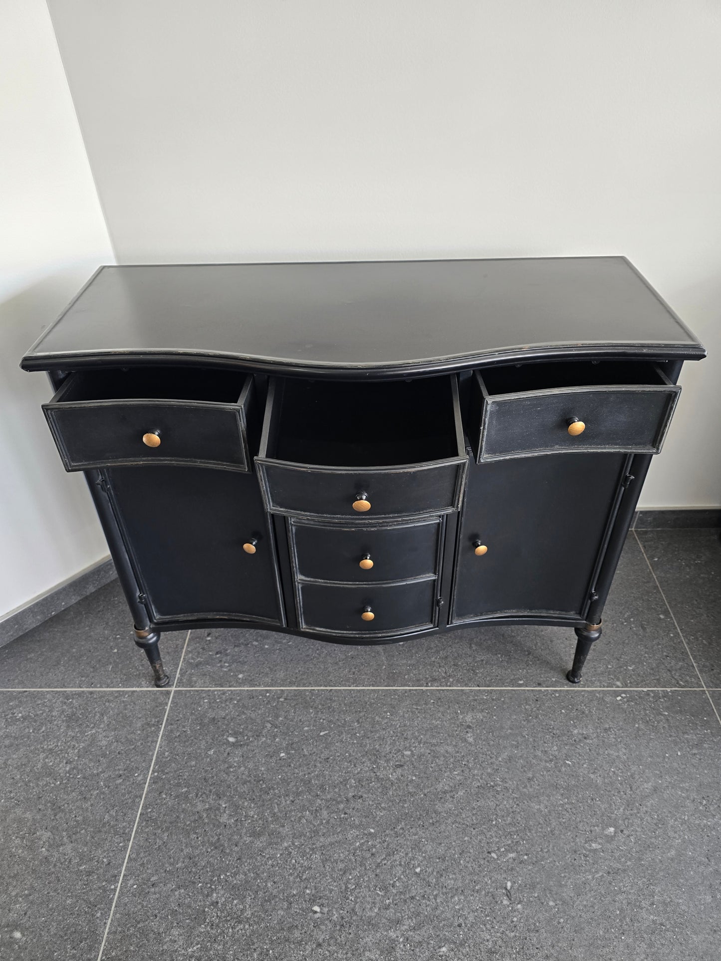 Buffet contemporain en métal noir – meuble moderne