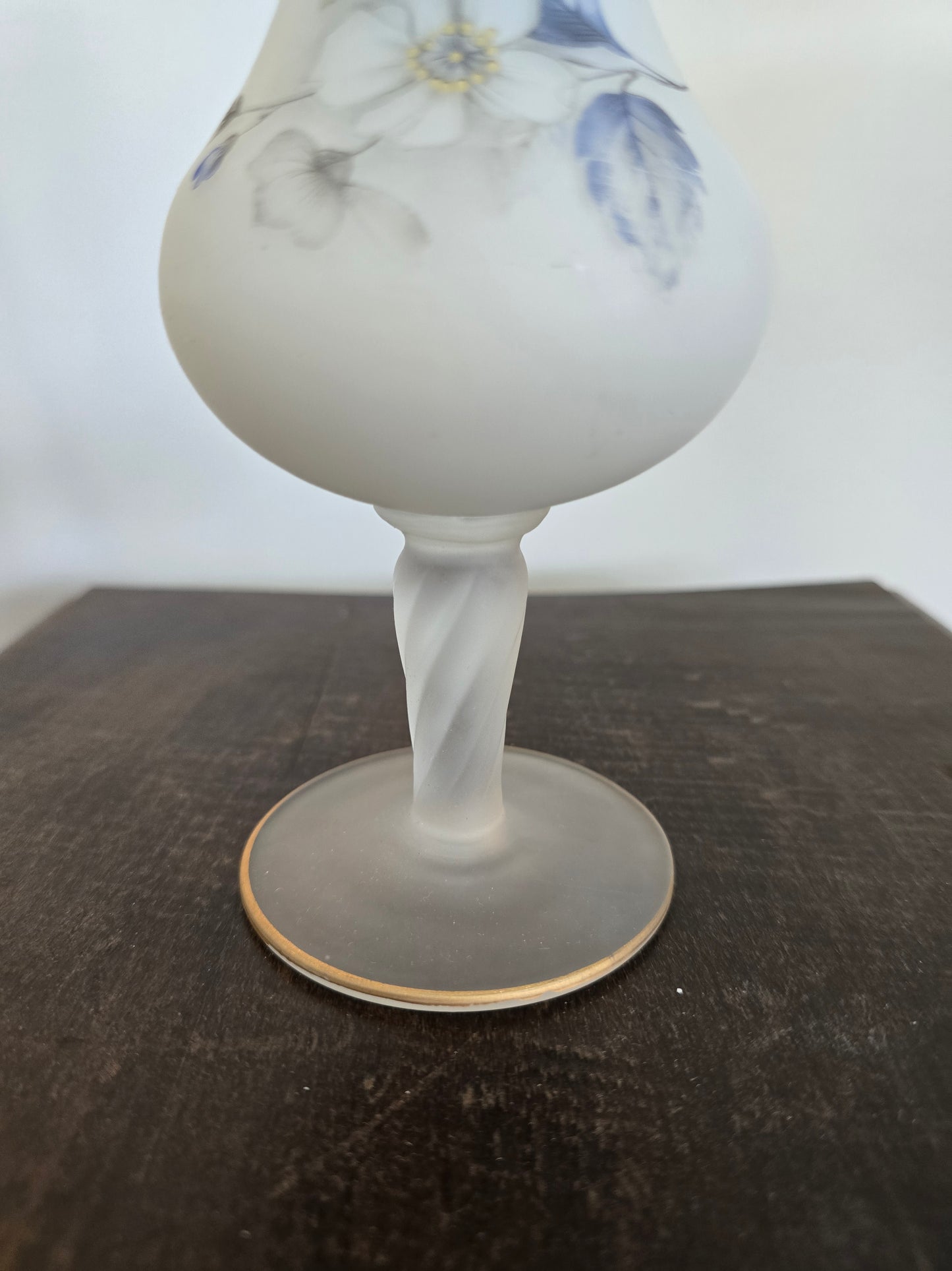 Soliflore ancien en verre dépoli décor floral bleu