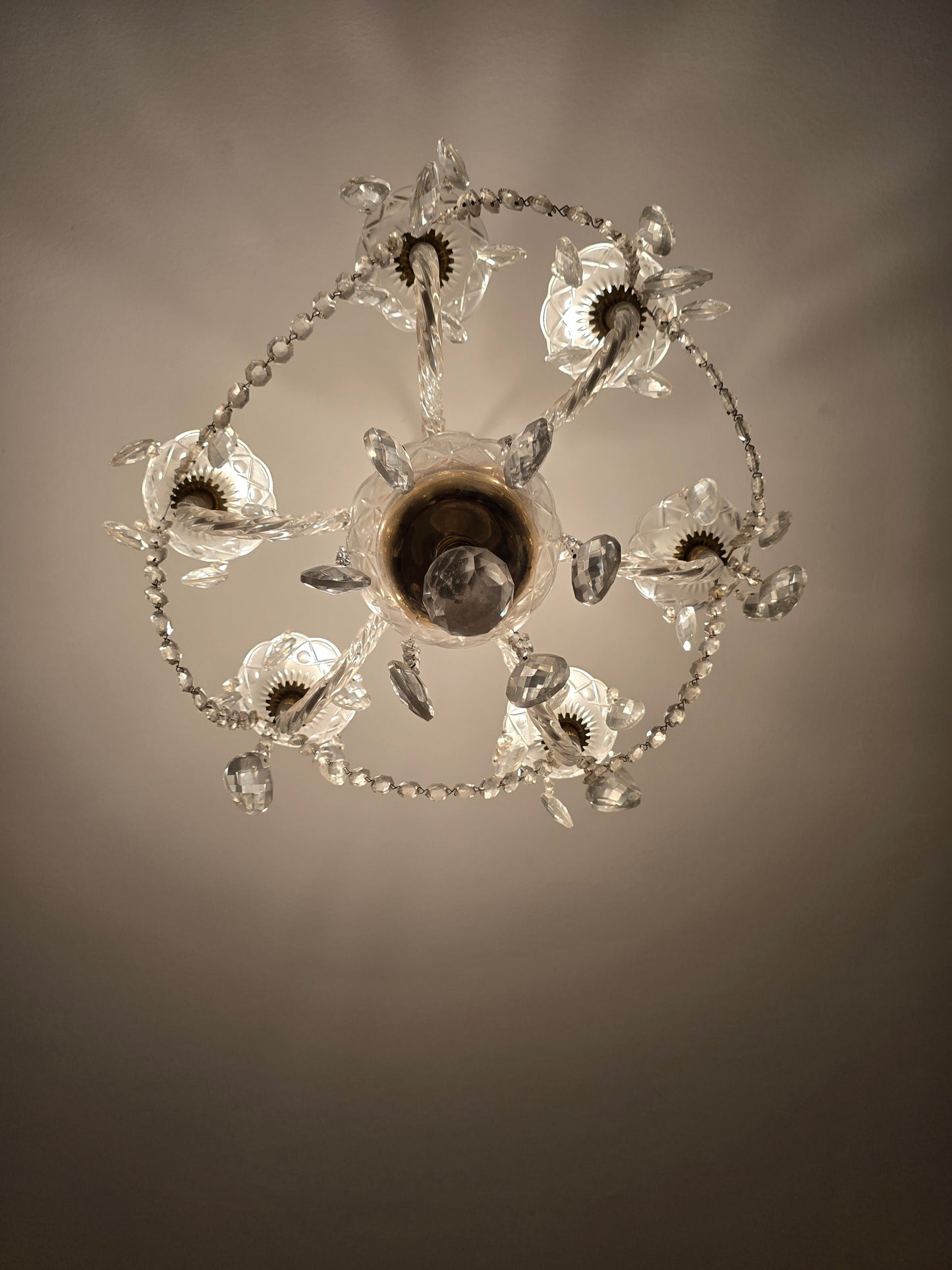 Suspension lustre ancien en verre taillé & pampilles – 6 bras
