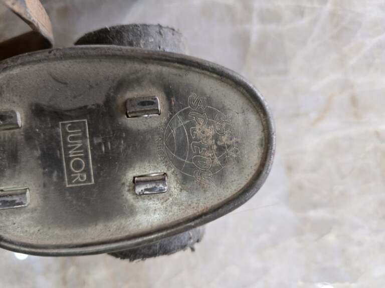 Paire de patins à roulettes vintage Speedy Junior en métal et cuir – Années 50