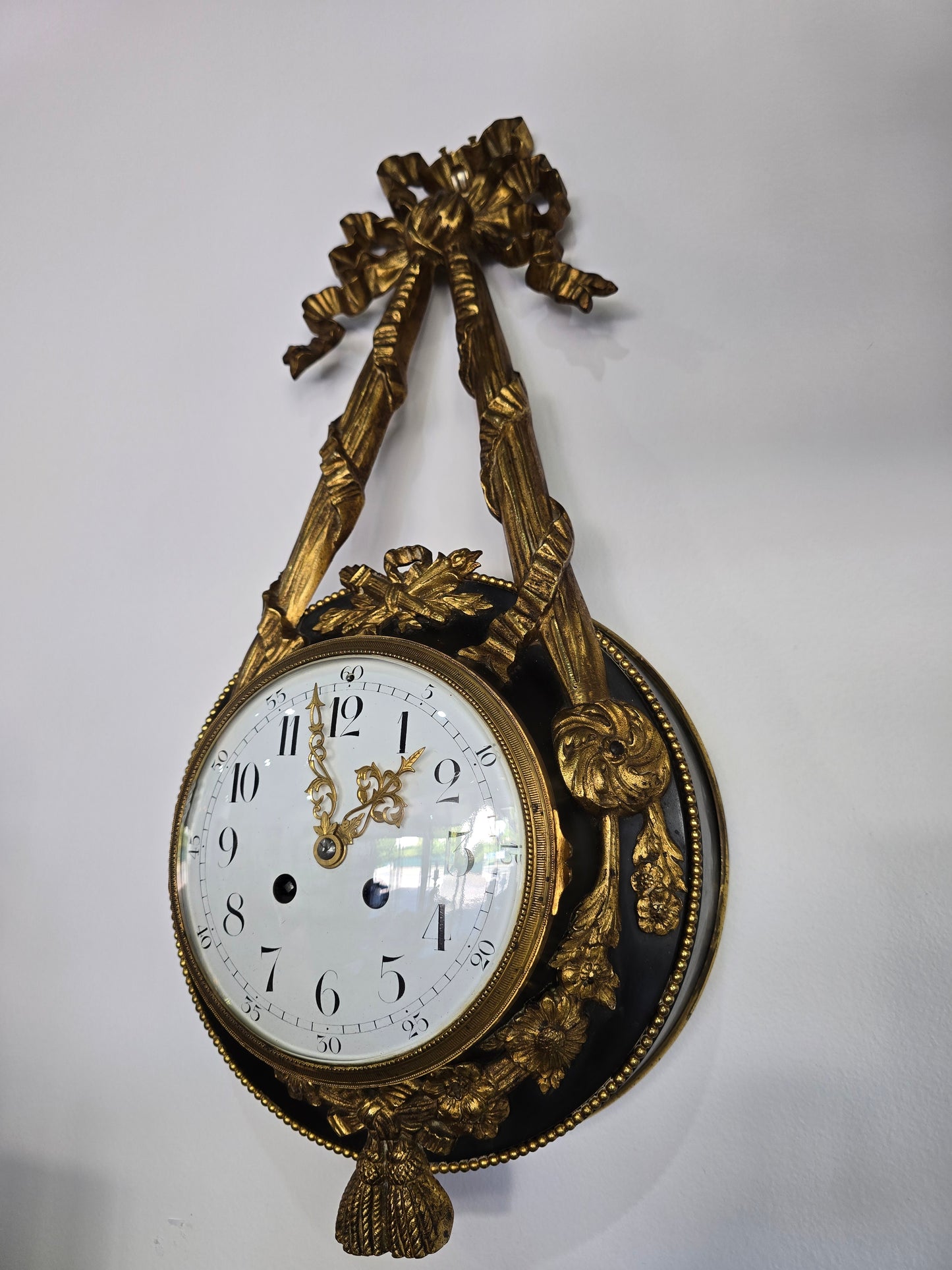 Pendule murale de style Louis XVI en bronze doré – XIXe siècle