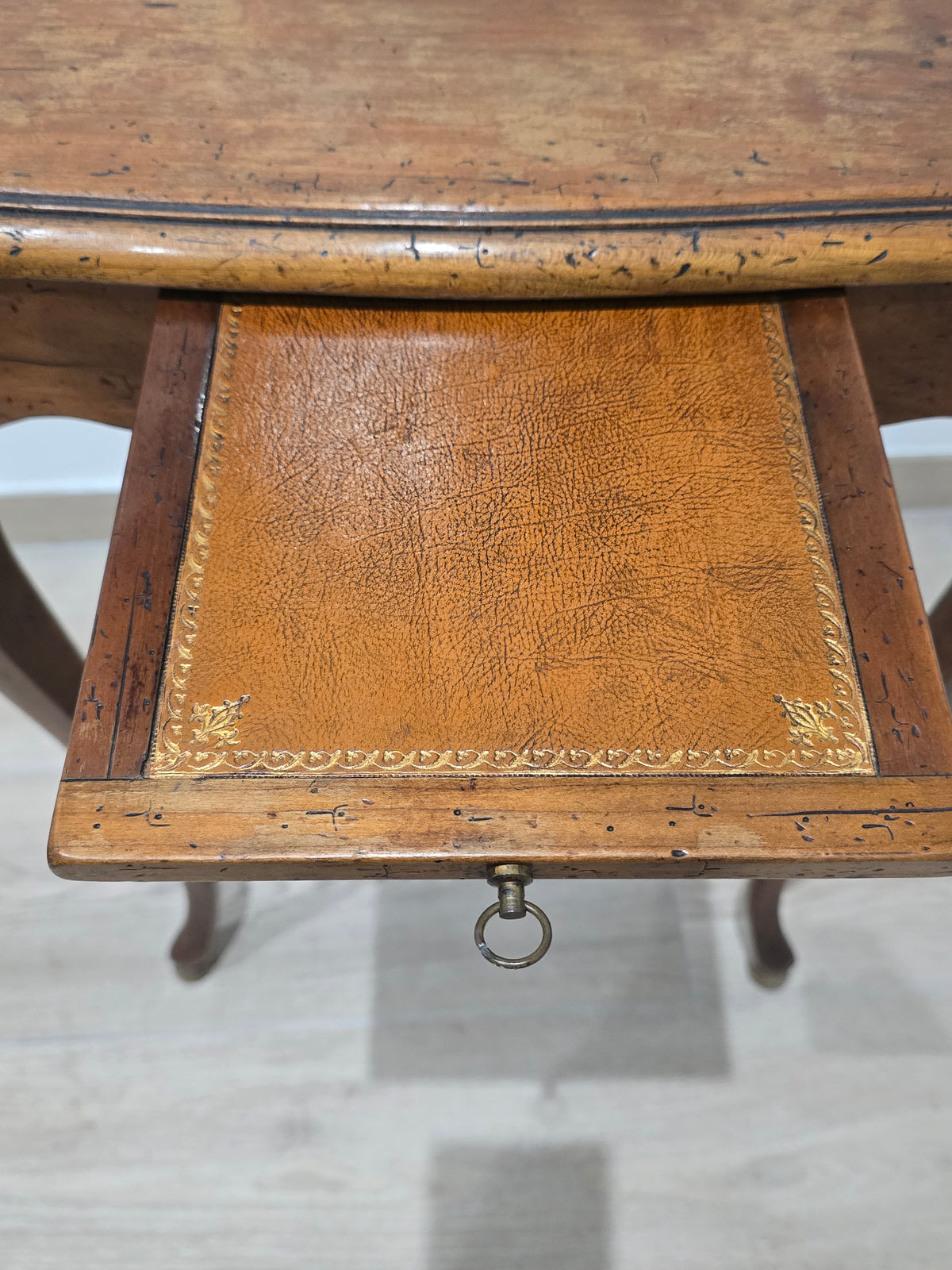 Table d'Appui Triangulaire à Écritoire – Estampillée André Mailfert (Orléans) – Style Louis XV