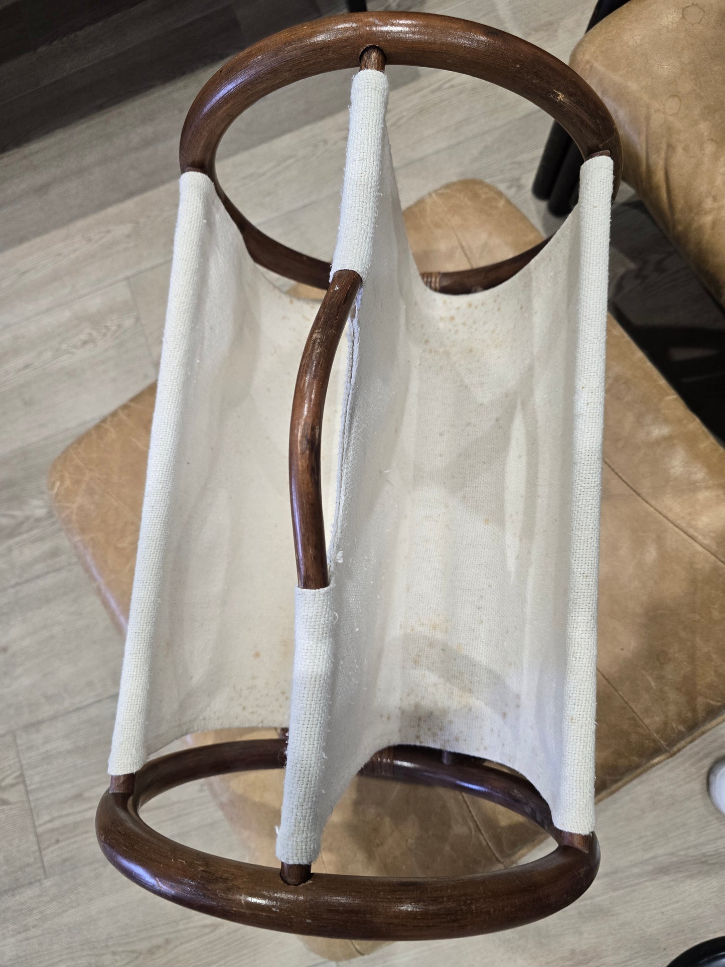 Porte-revues vintage en bois courbé et toile tendue