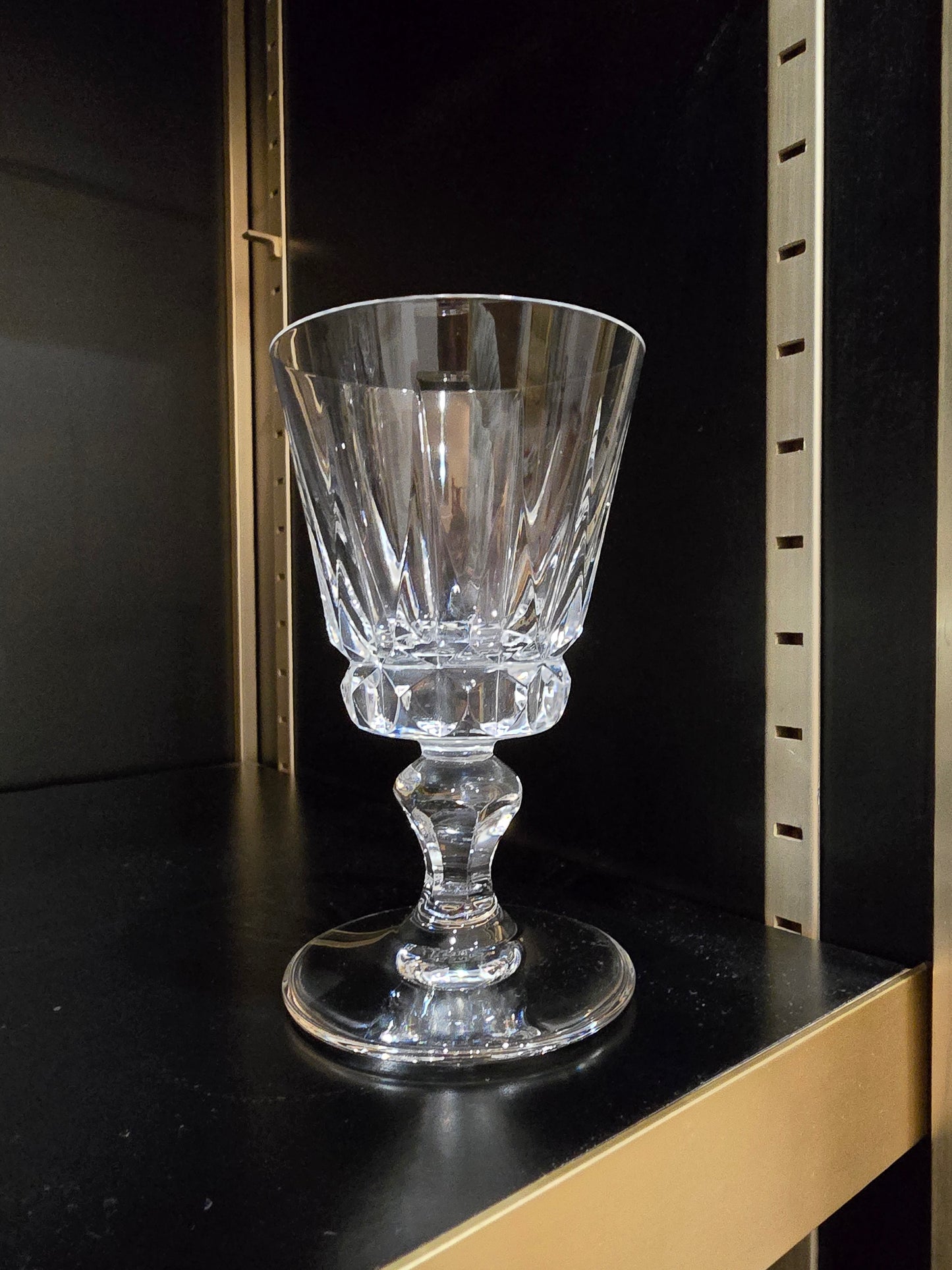 12 verres à vin Saint-Louis modèle Guernesey en cristal taillé