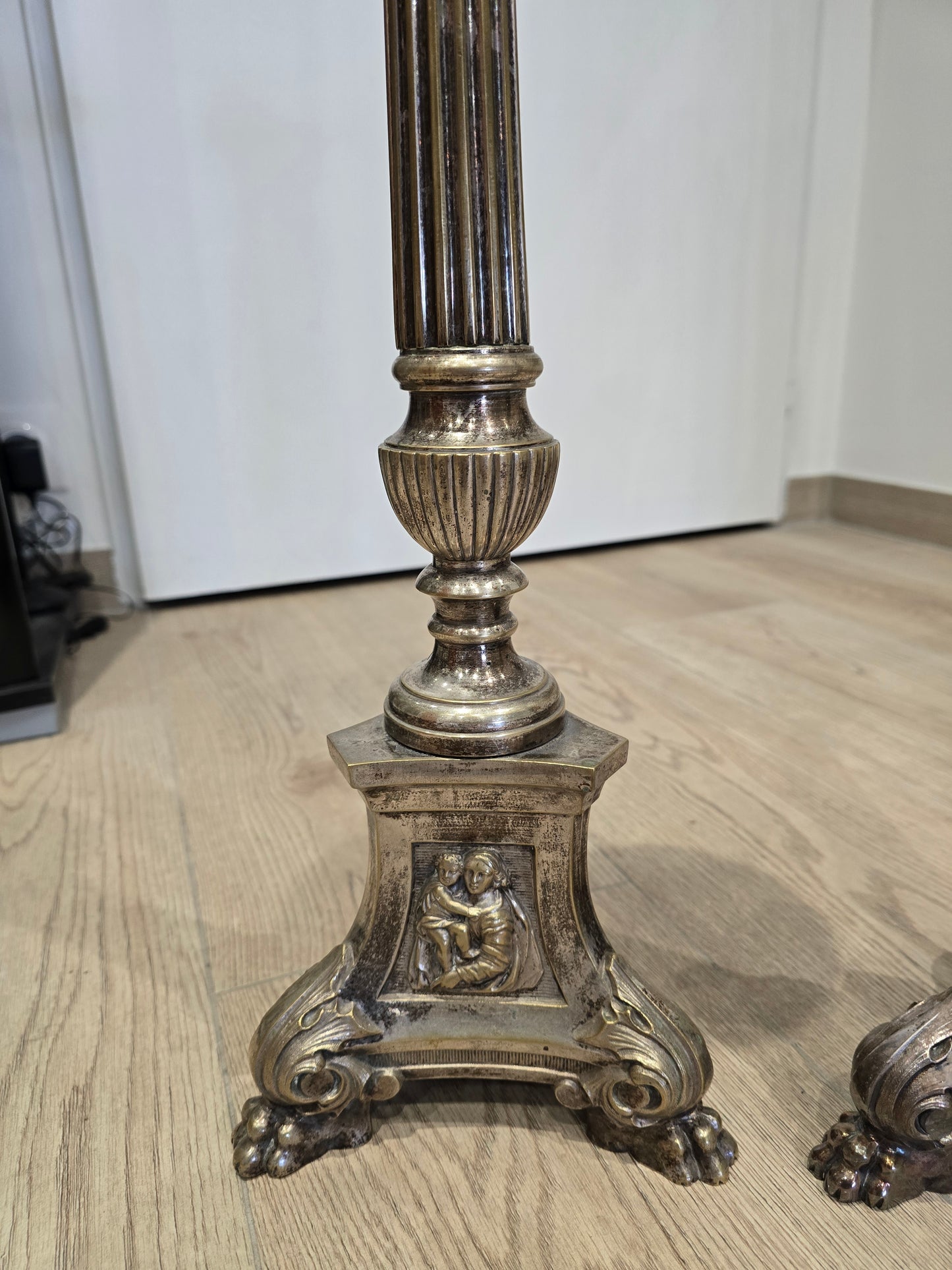 Paire de grands bougeoirs en métal argenté – Style classique – XXe siècle