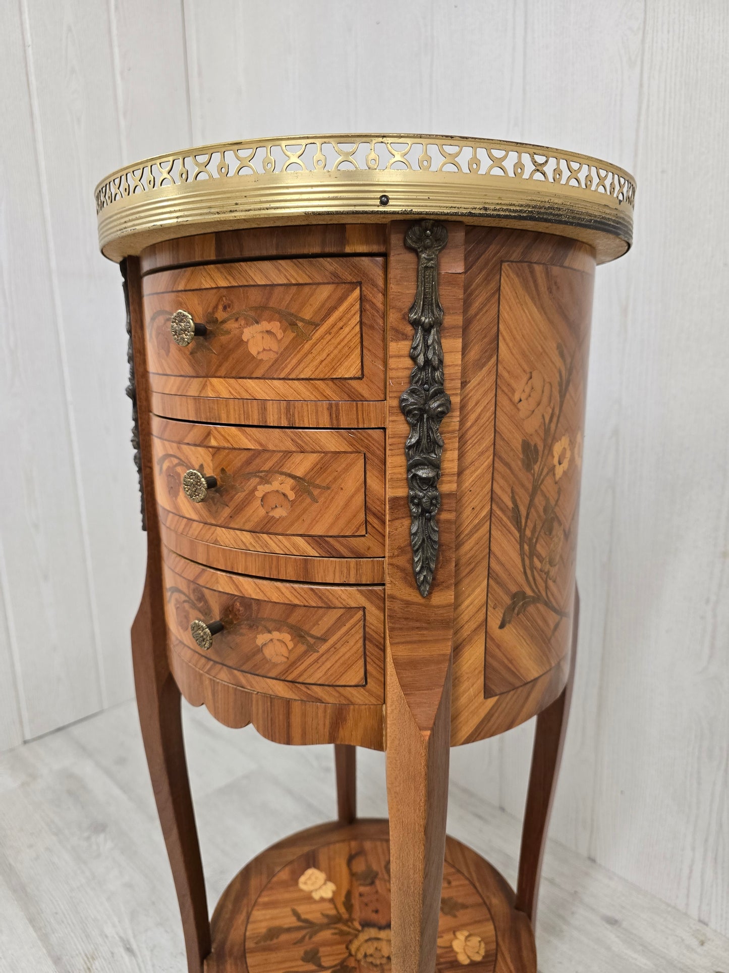 Guéridon marqueté à trois tiroirs – Style Louis XV – Bronze & plateau ajouré