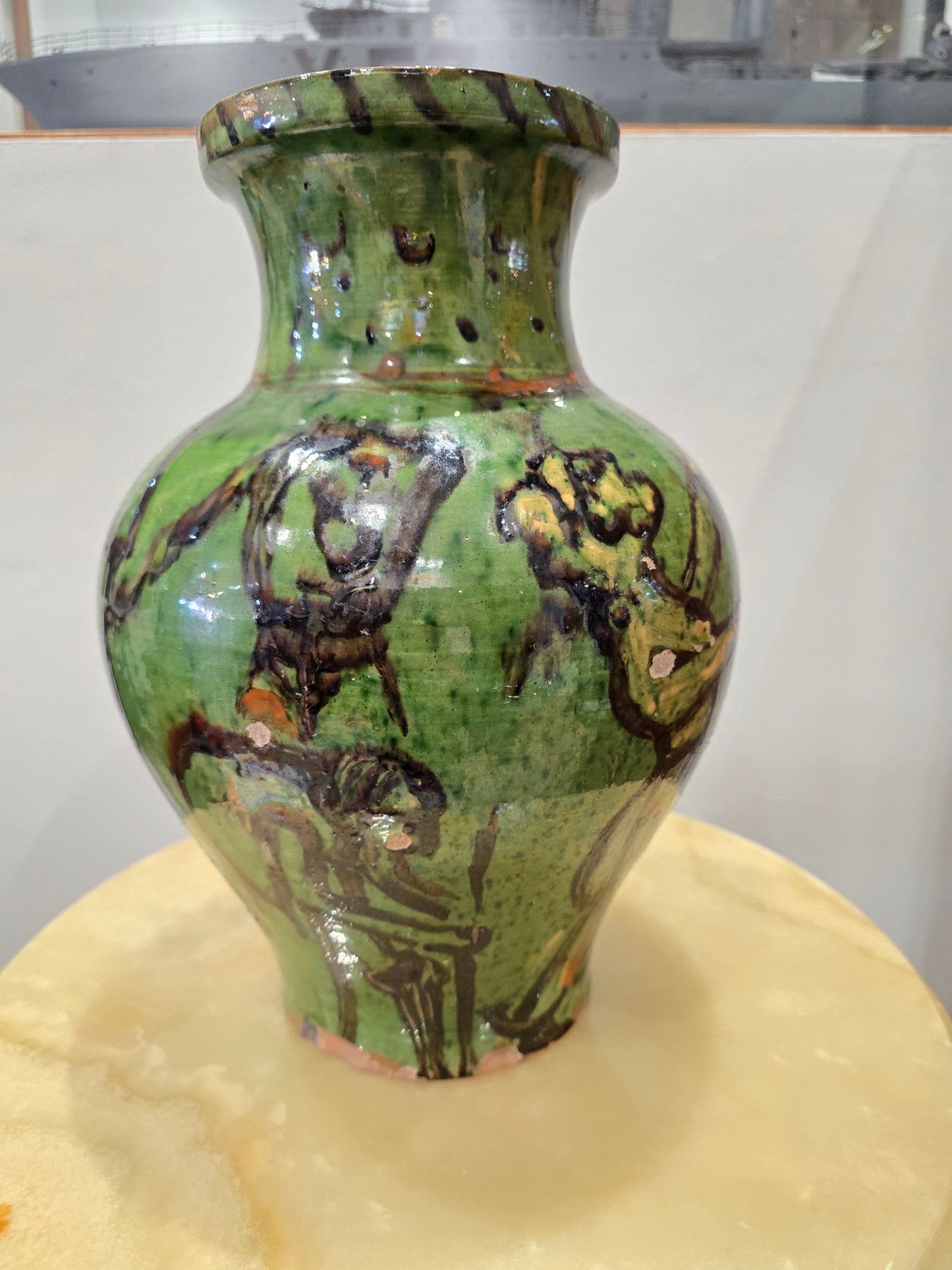 Vase en céramique vernissée – Décor vert et noir – Travail d’atelier