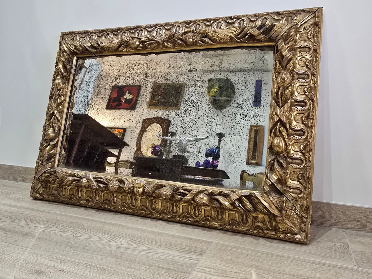 Exceptionnel miroir XVIIIe siècle en bois sculpté doré – décor oiseaux, fruits et angelot – 98 x 68 cm.