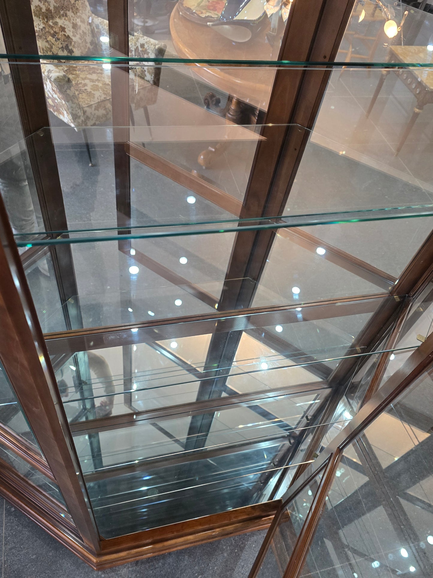 Vitrine hexagonale vintage en bois et verre – éclairé-Style classique. Collection