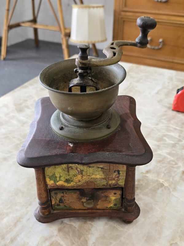 Moulin à café en bois décoré - manivelle et tiroir intégré