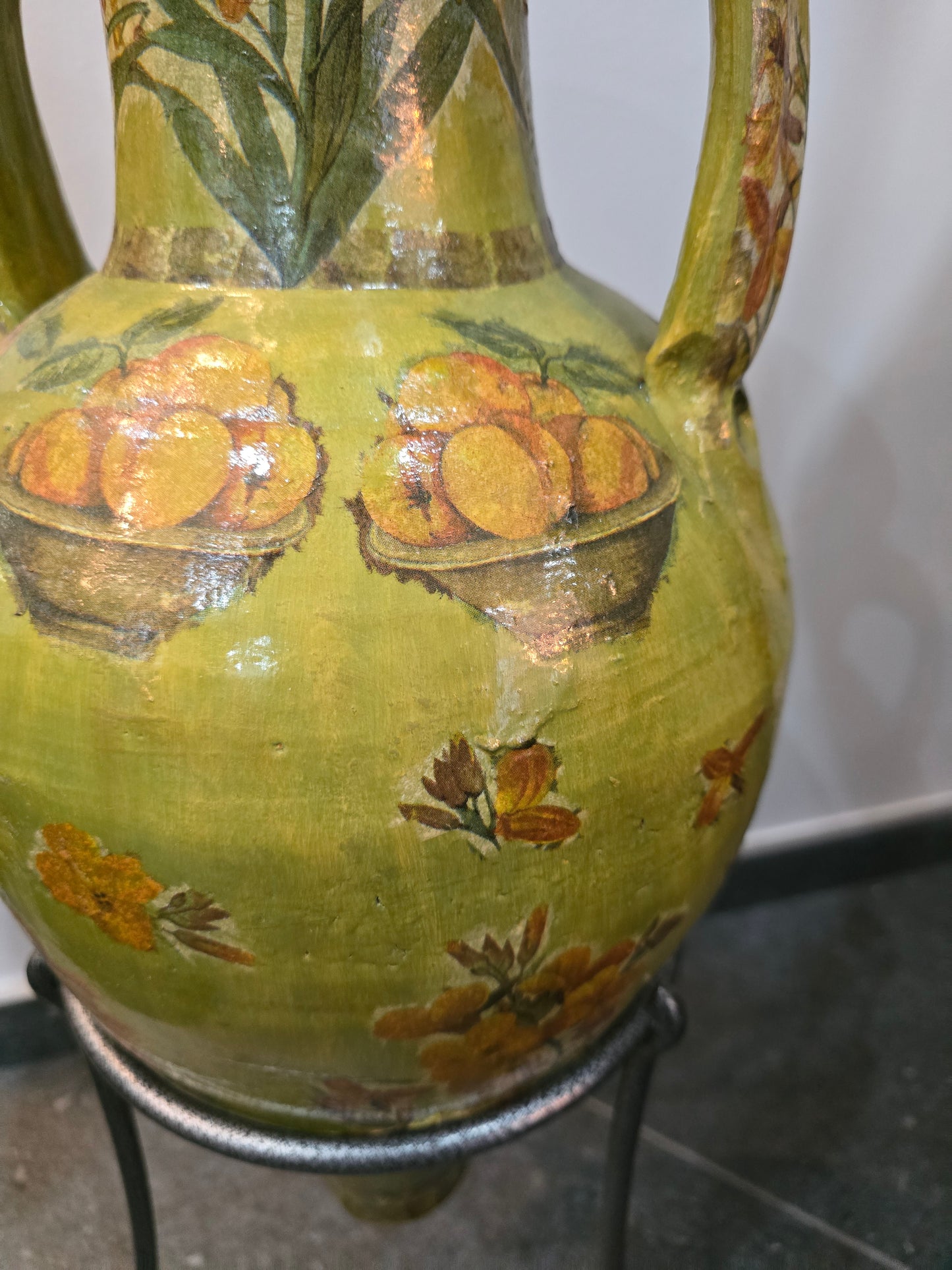 Grand vase décoratif à anses – Décor floral peint – Sur pied en métal