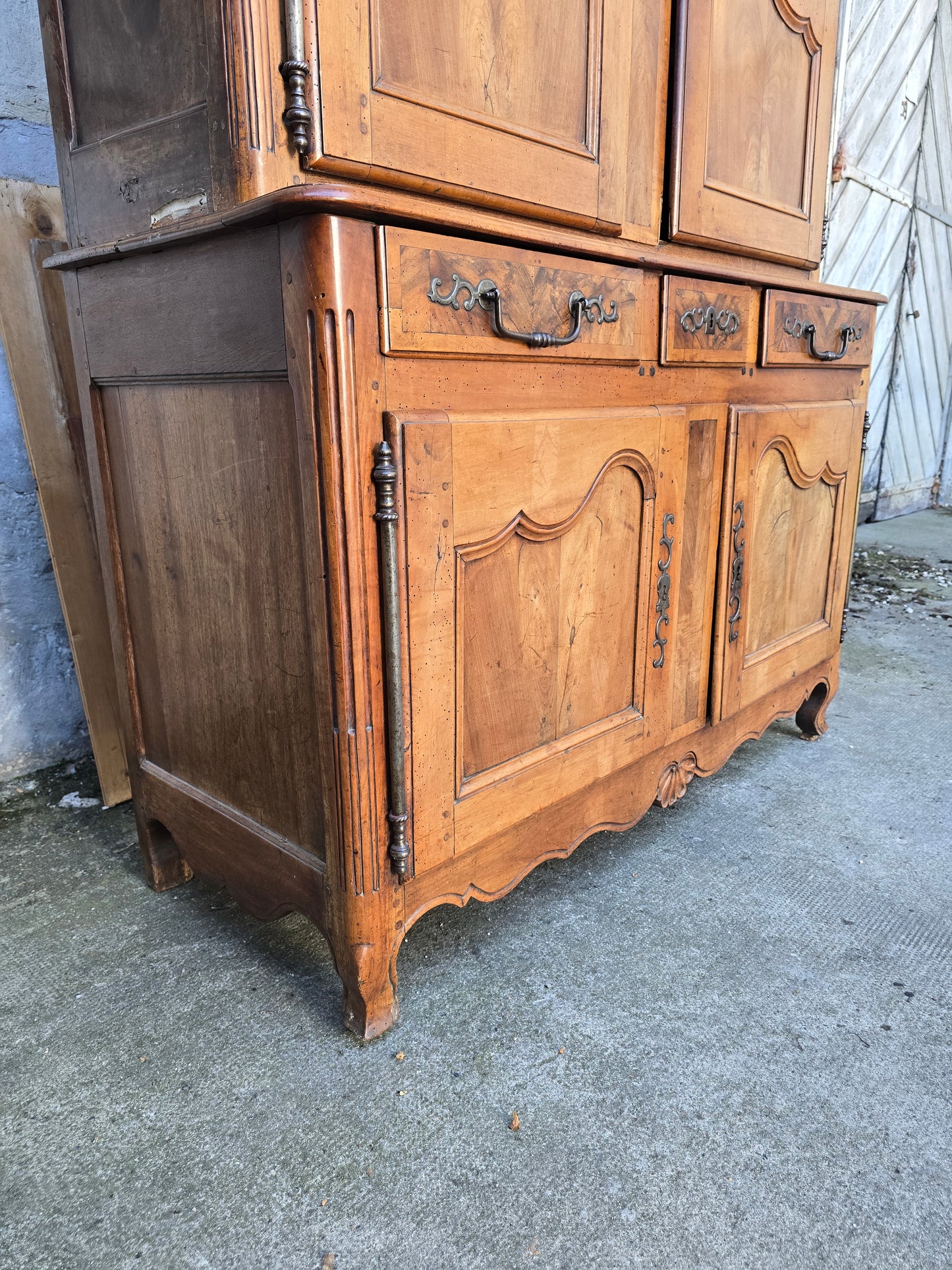 Buffet deux-corps d’époque Louis XV en noyer massif – XVIIIe siècle