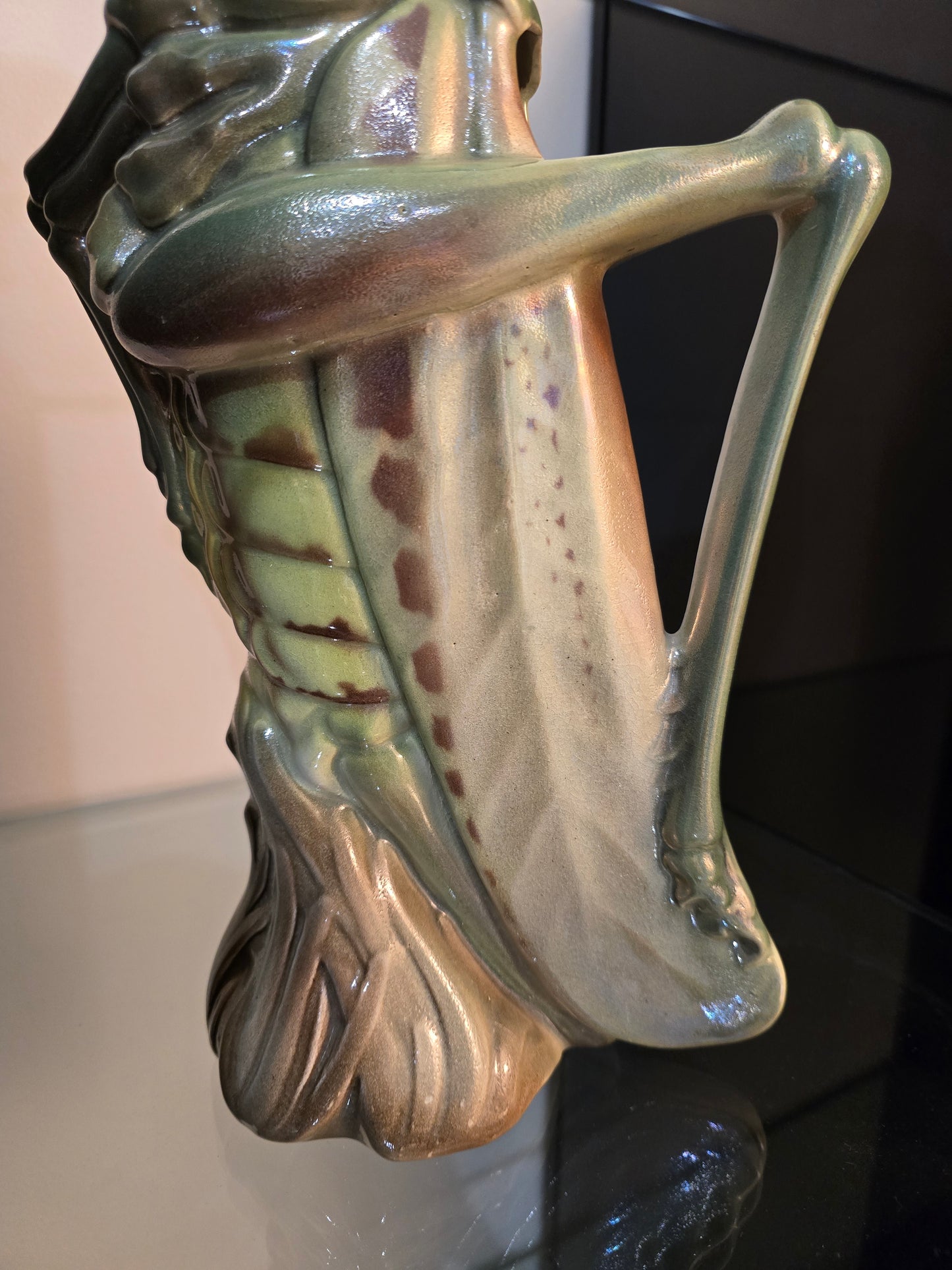 Pichet à Absinthe “La Sauterelle” – Faïencerie de Saint-Clément – Vers 1910