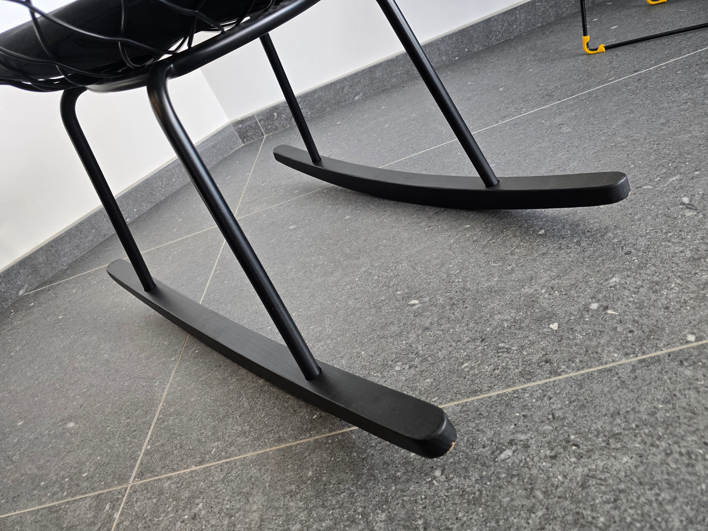 Fauteuil à bascule design Piña – Jaime Hayon pour Magis – Made in Italy