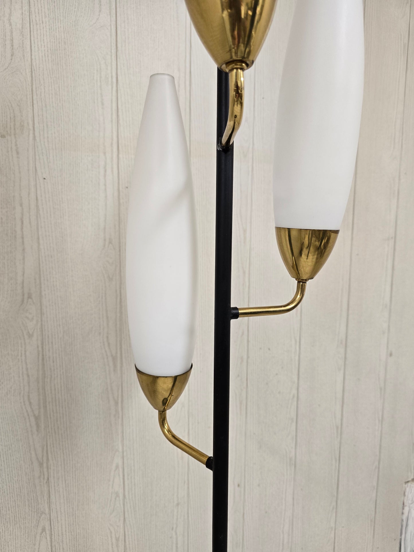 Lampadaire tripode vintage – Laiton & opaline blanche – Années 1960