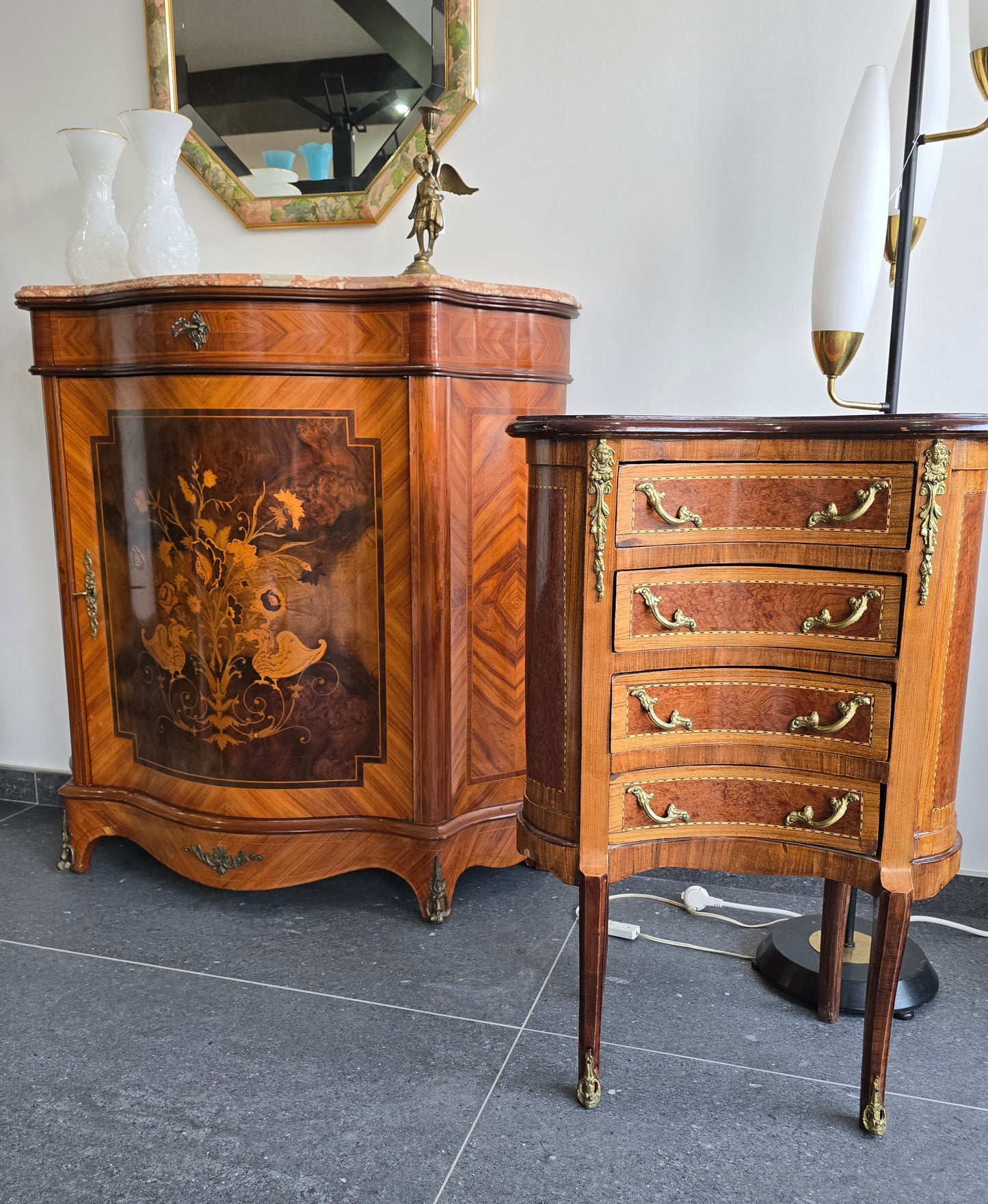 Meuble d’appui galbé en marqueterie florale – Style Louis XV, plateau marbre